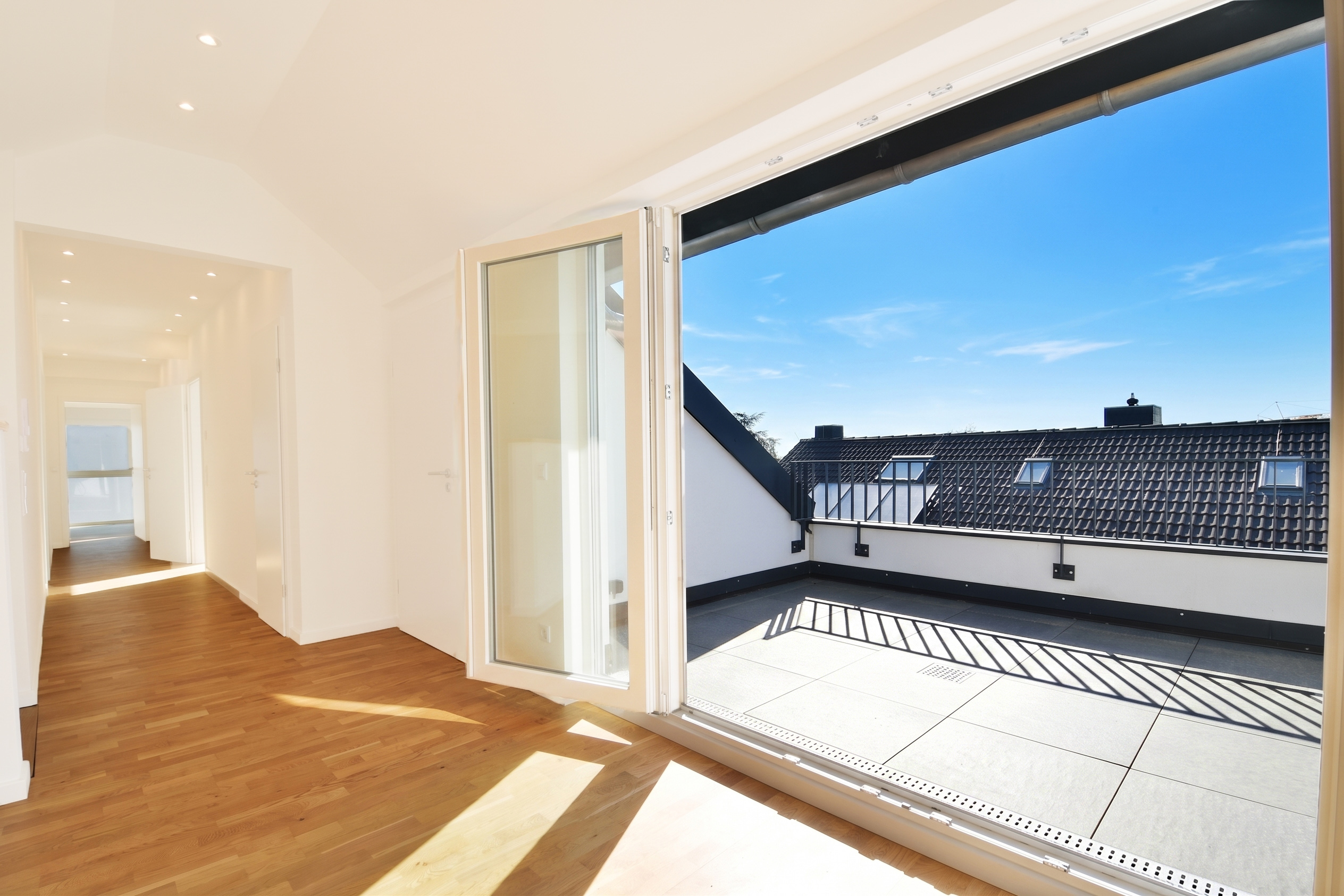 Elegante Maisonette-Wohnung mit Dachloggia, zwei Bädern und Charisma