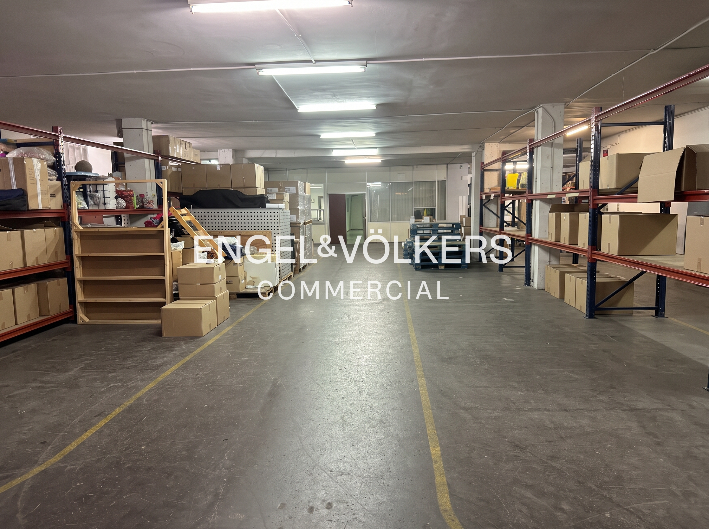Local industrial de 725 m² útiles en planta baja, con amplio almacén y oficinas, Sant Martí