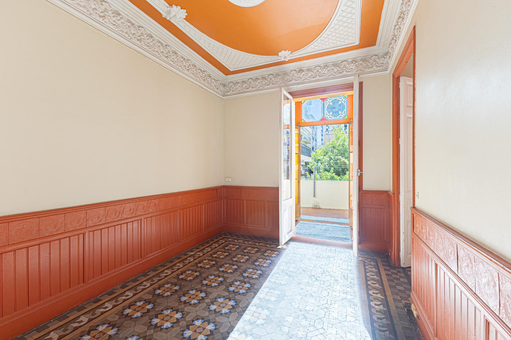 Modernist gem to renovate in a listed building on Diputació Street