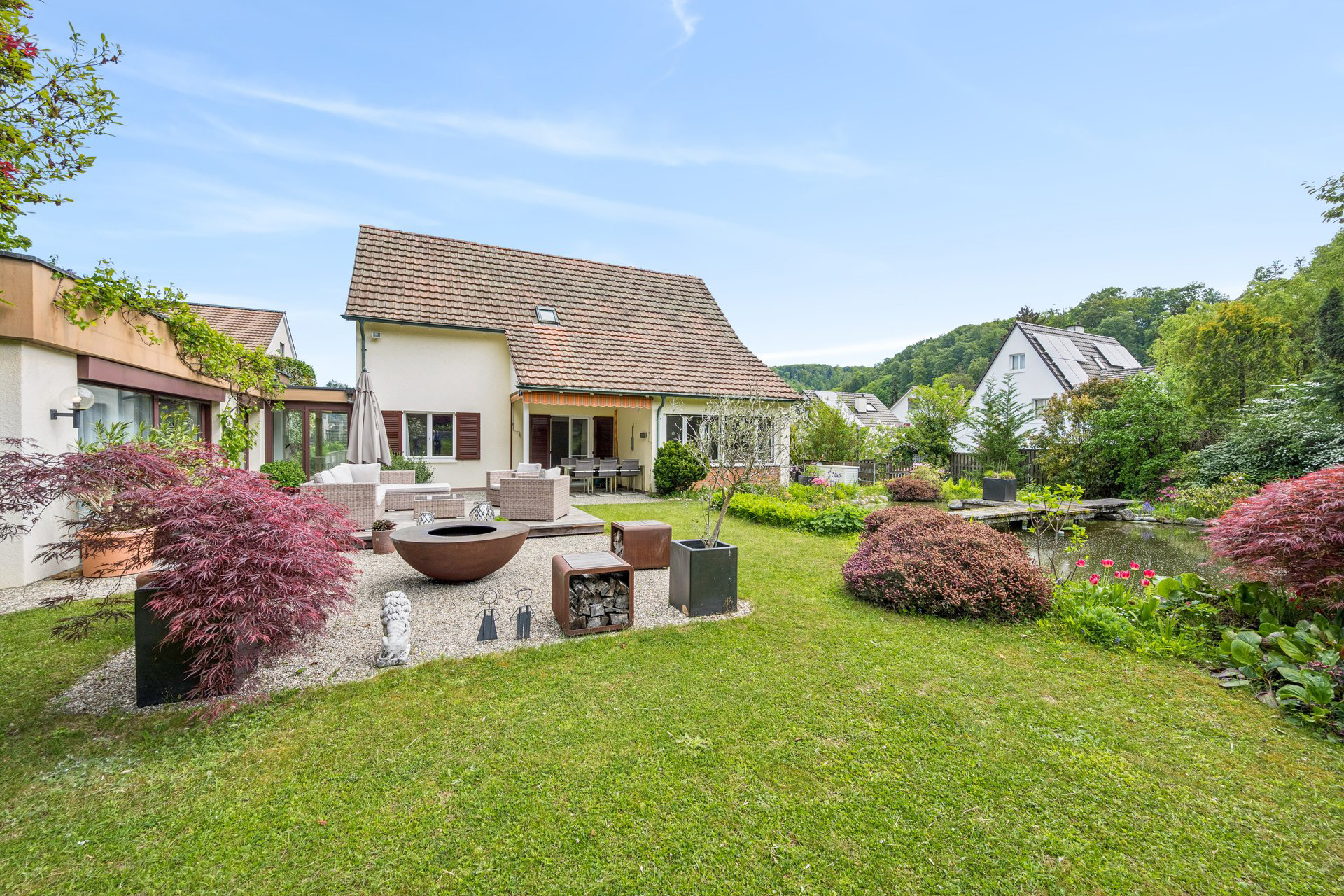 Stilvolles Einfamilienhaus mit Baulandreserve im Grünen