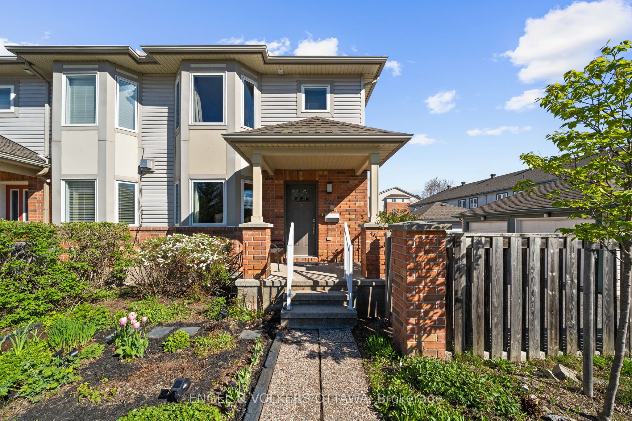 Updated 3-Bed, 3-Bath End Unit in Leslie Park