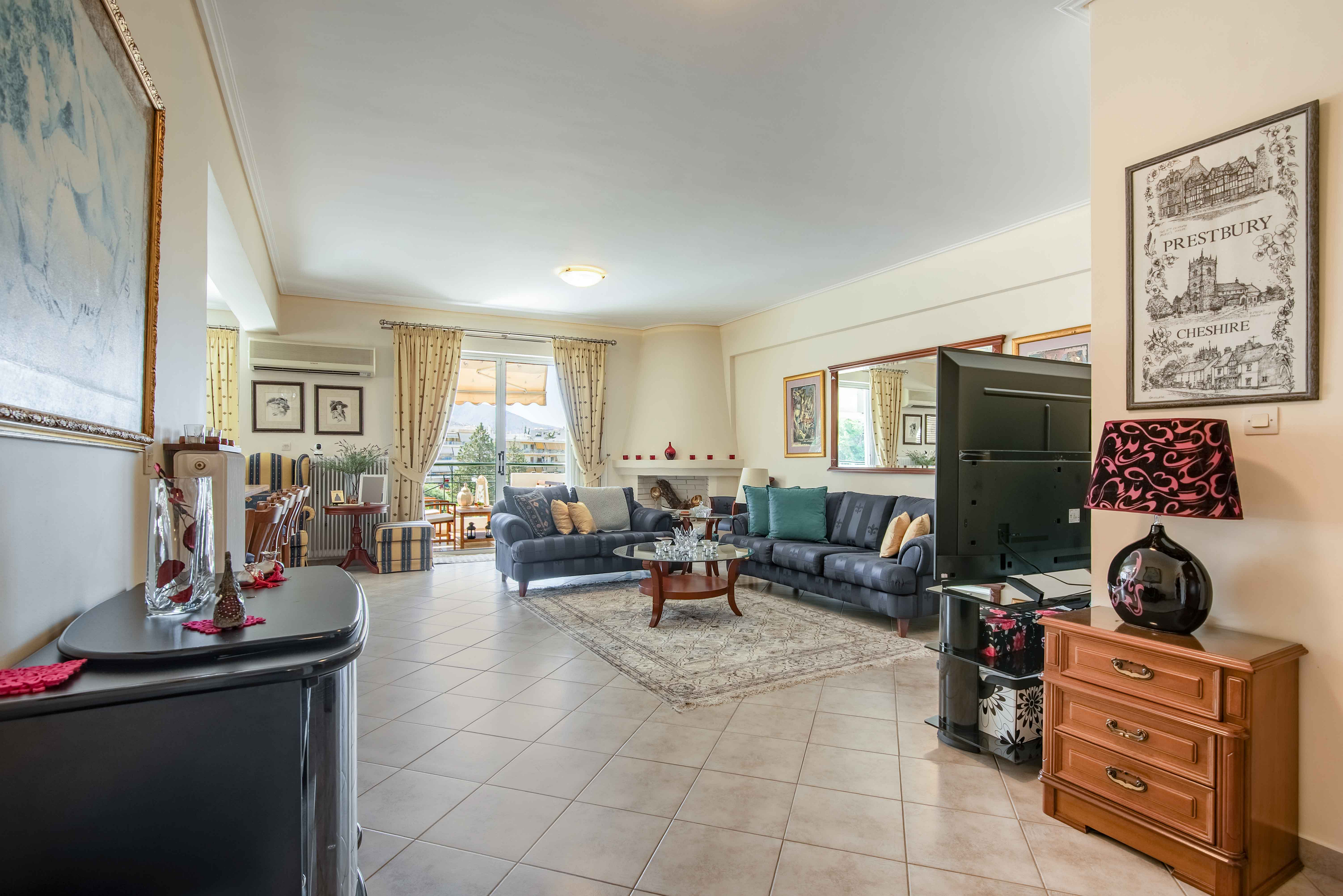 3rd-floor apartment with a view of the park
