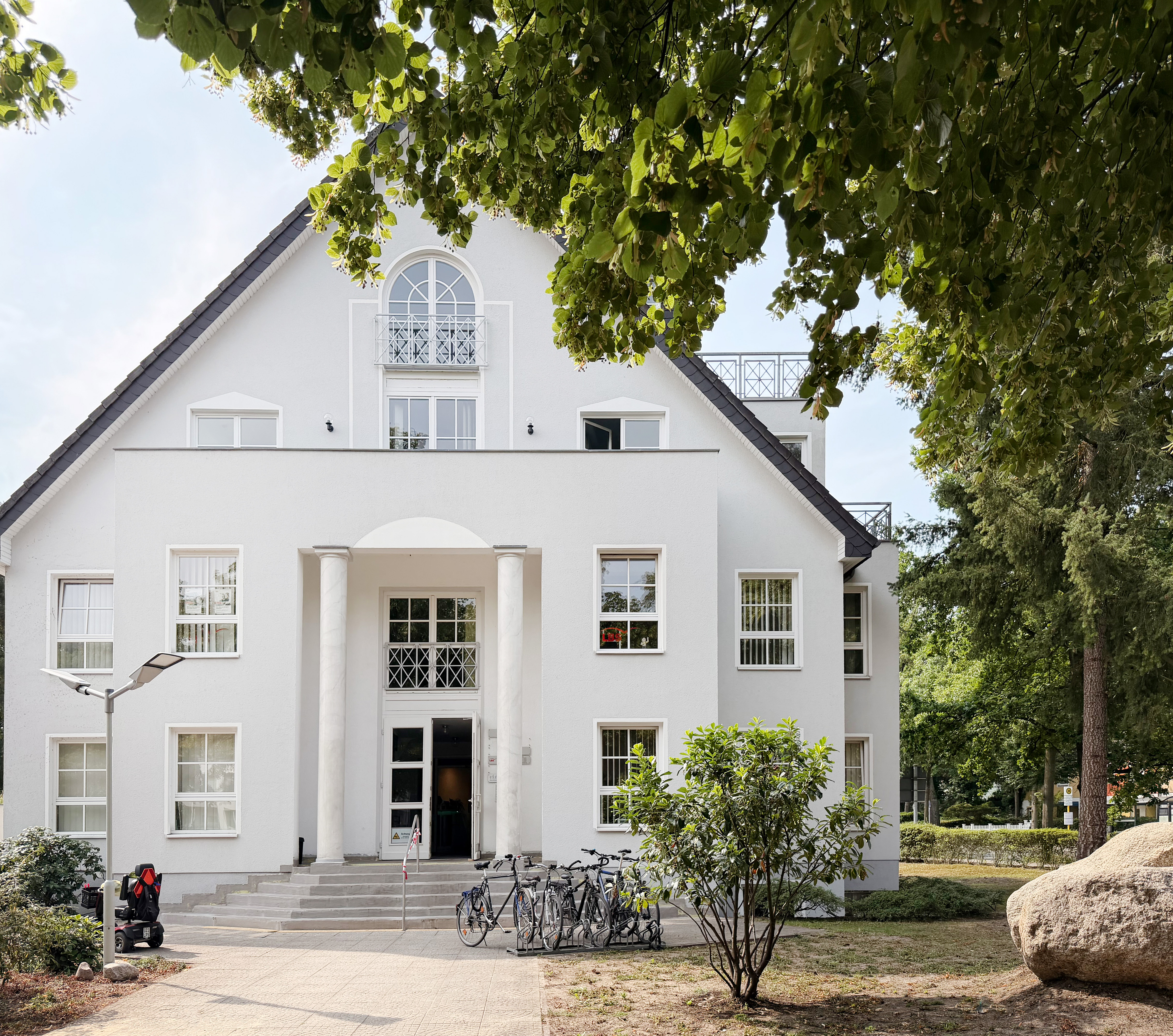 Außergewöhnliche Dachgeschosswohnung mit Wellnessbereich und Kamin