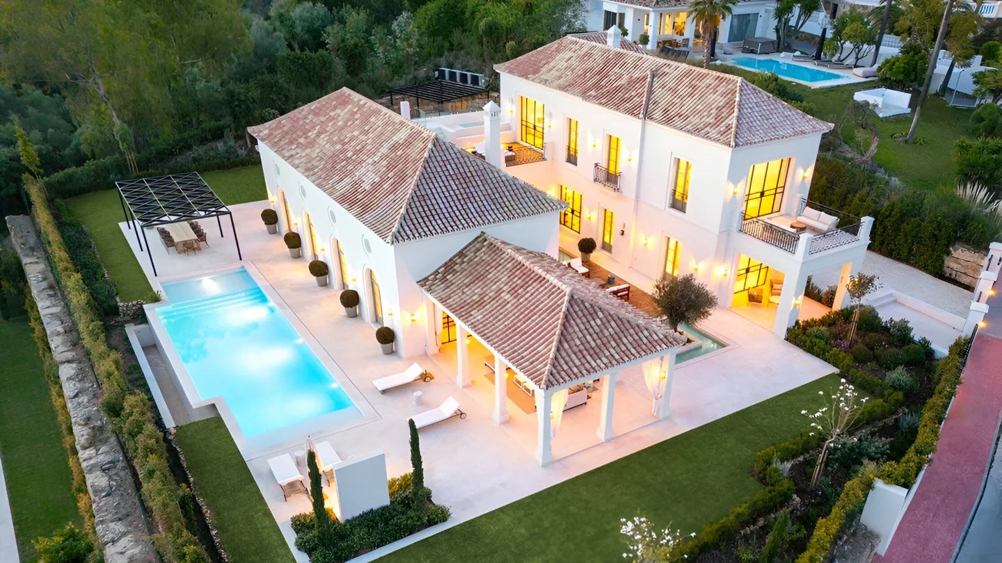Außergewöhnliche Villa im französischen Provinzstil in erstklassiger Lage