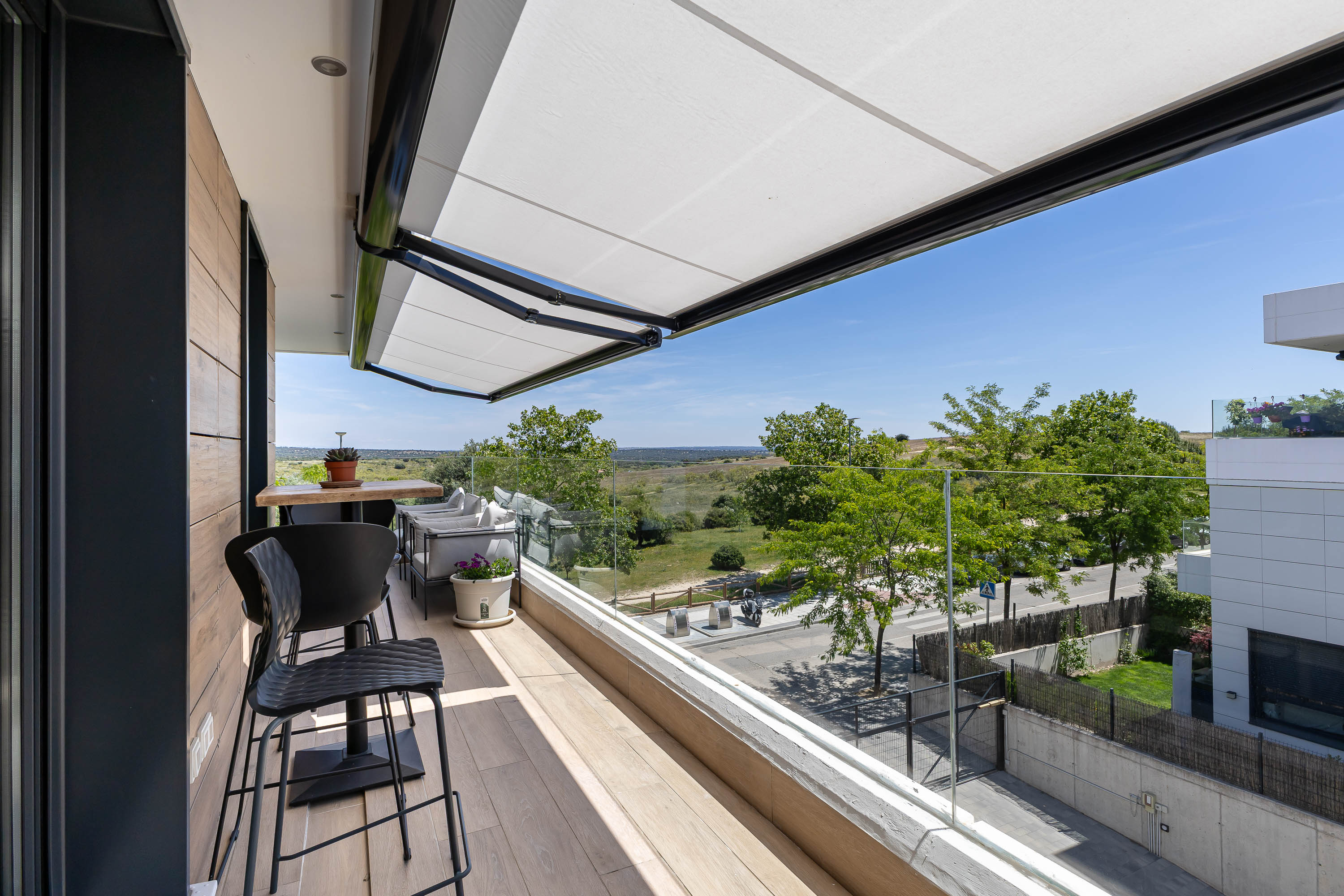 Bright home with all rooms facing outside and large terraces