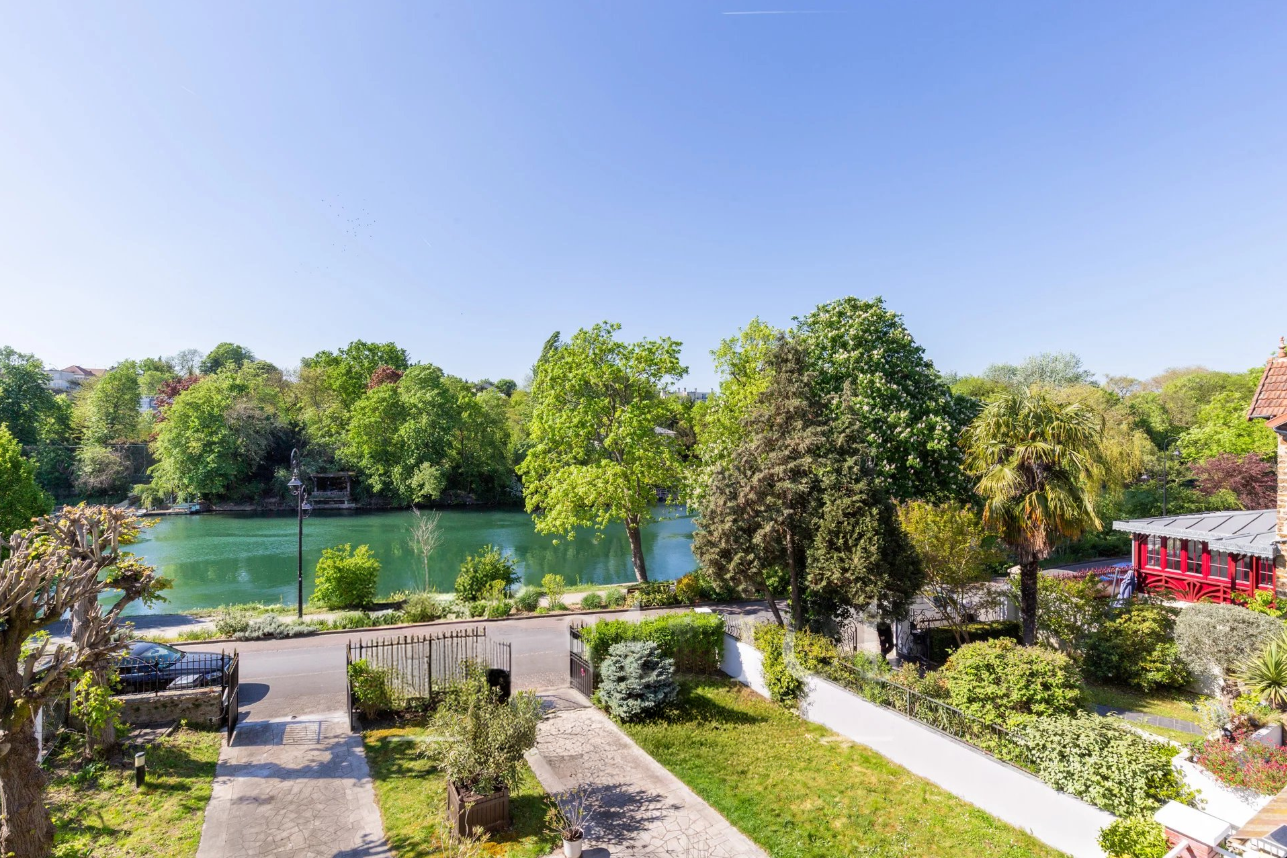 Le Perreux-sur-Marne | Marne riverbanks, an exceptional home nestled in a lush green setting
