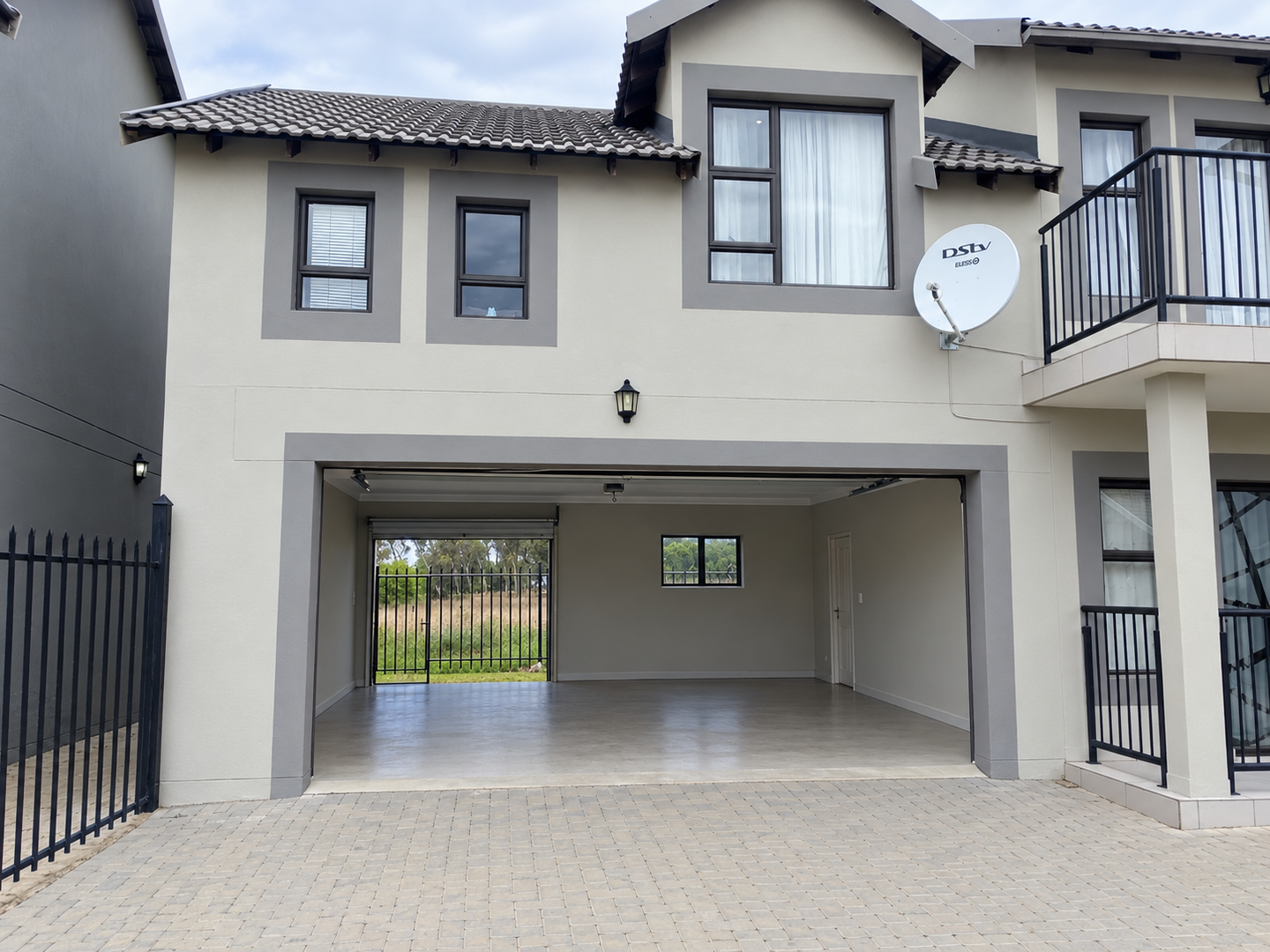 Modern Arcata Estate 4 Bedroom Double-Storey family living