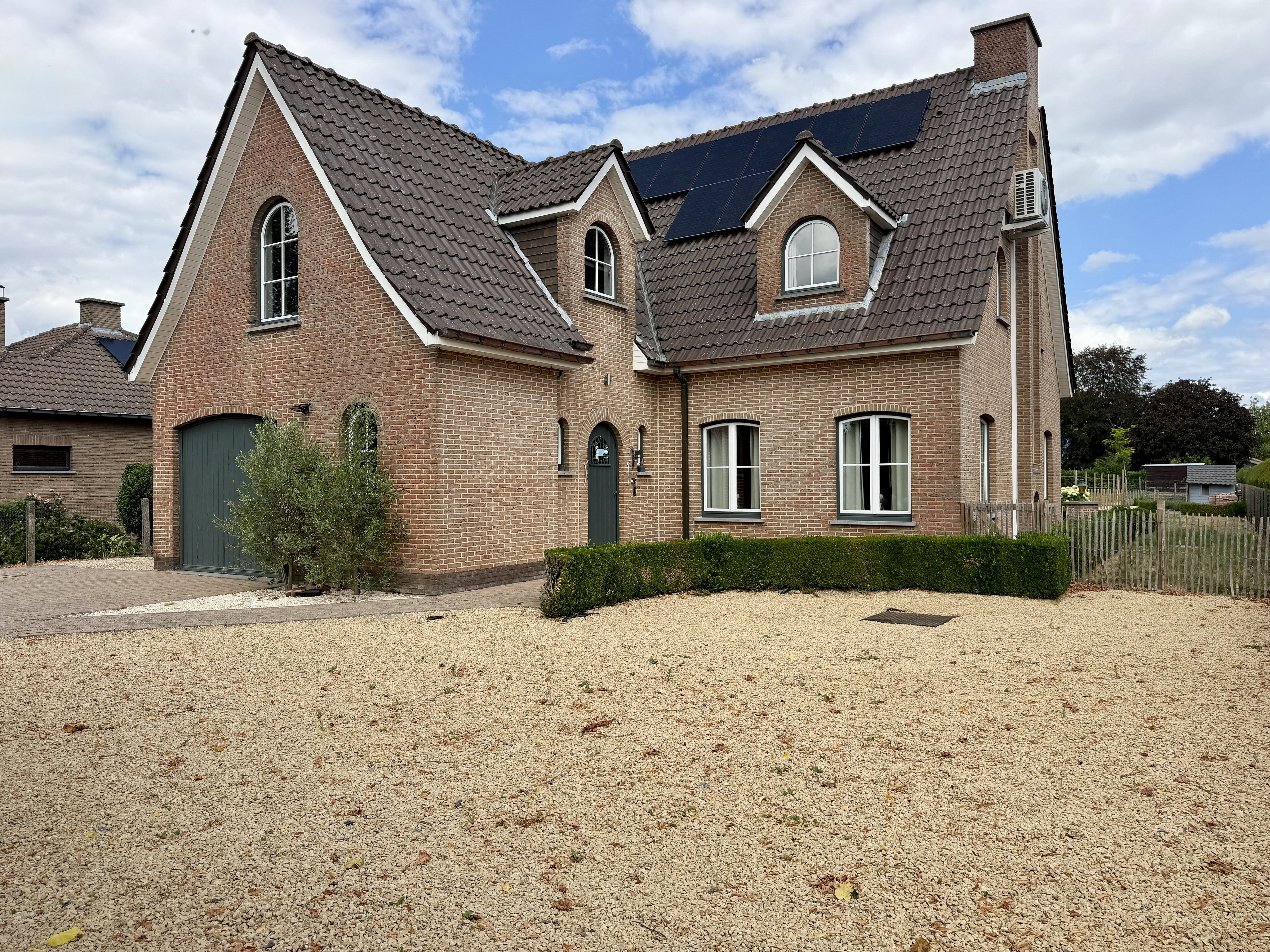 Detached villa with horse stables and pasture