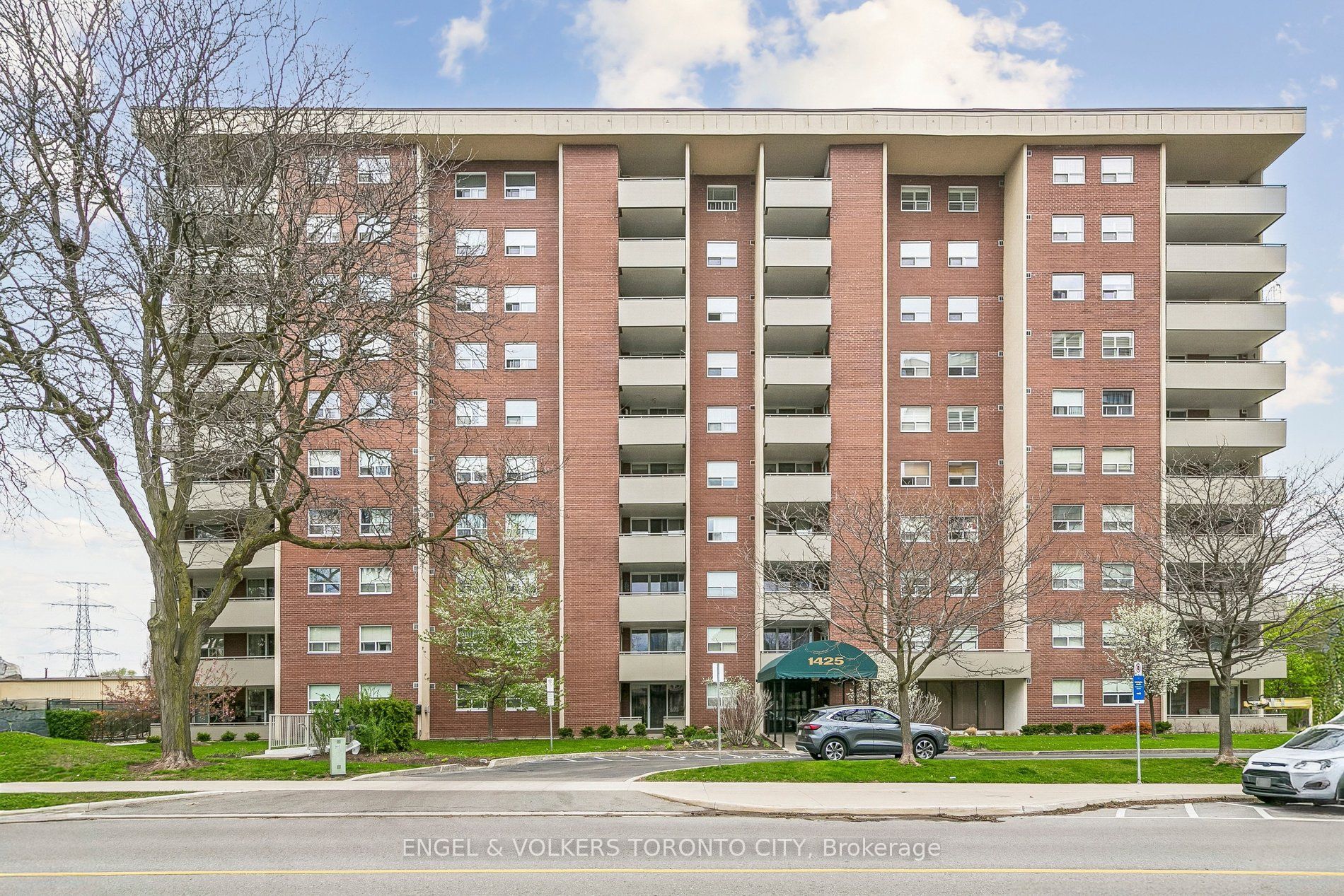 Spacious Saratoga Village Condo with Treetop Views