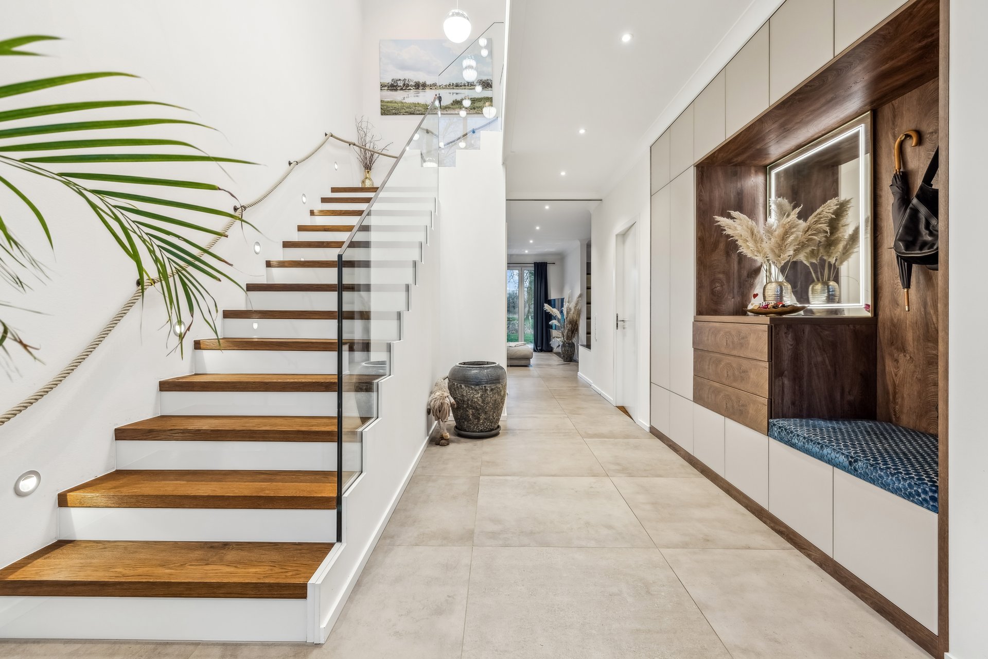 Wohnen am Wasser: Moderne Luxusvilla auf großzügigem Seegrundstück