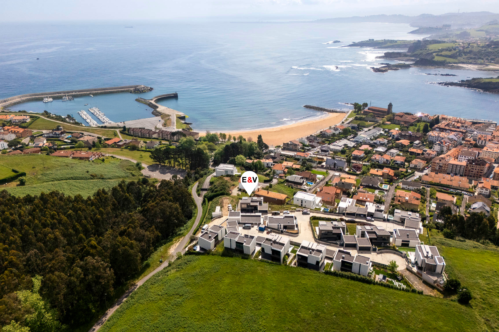 Unifamiliar de lujo en urbanización privada de La Quinta de Luanco con vistas al mar