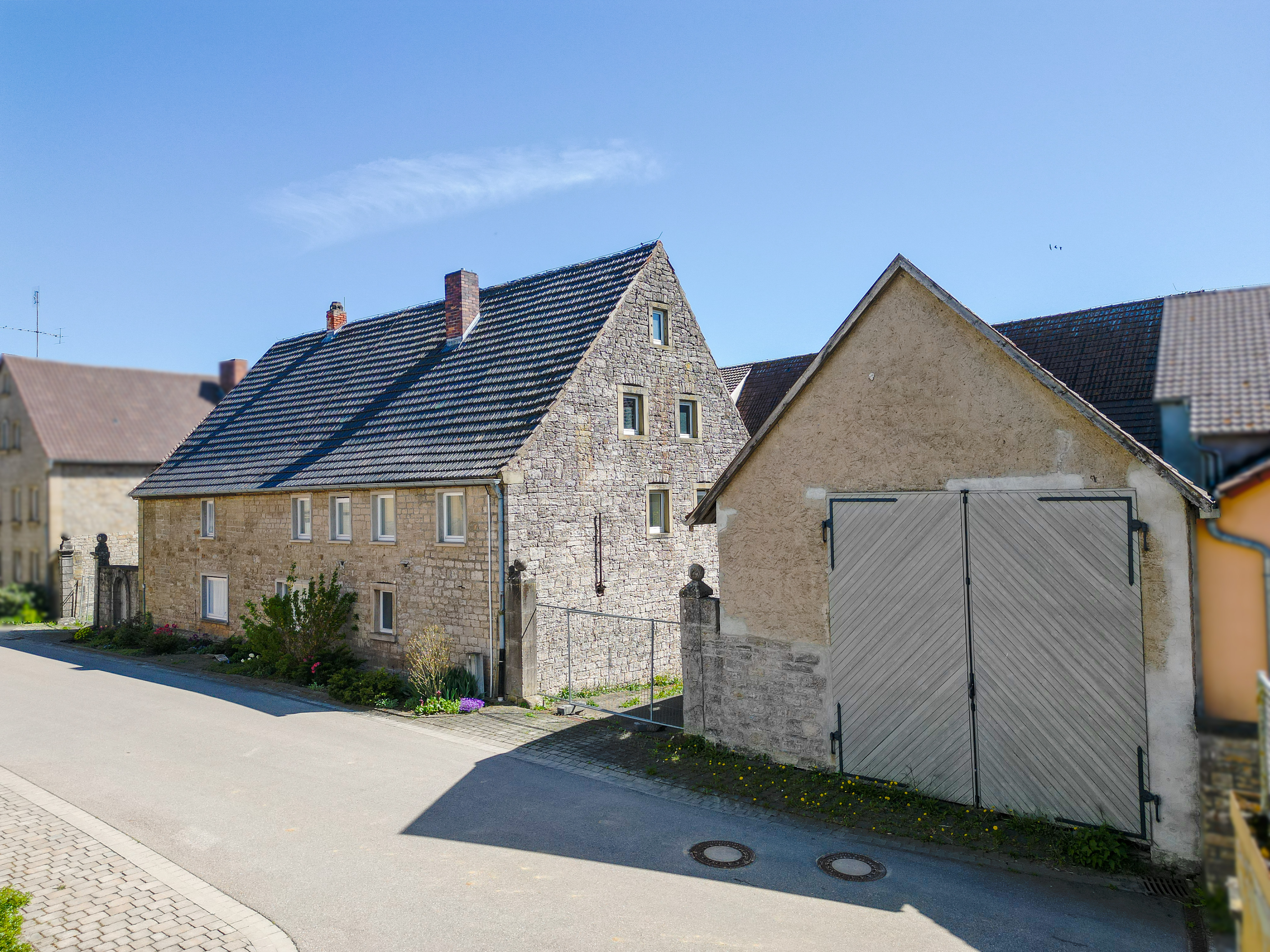 Großzügiges Anwesen mit Wohnhaus, Scheunen und Nebengebäuden in Ortsrandlage