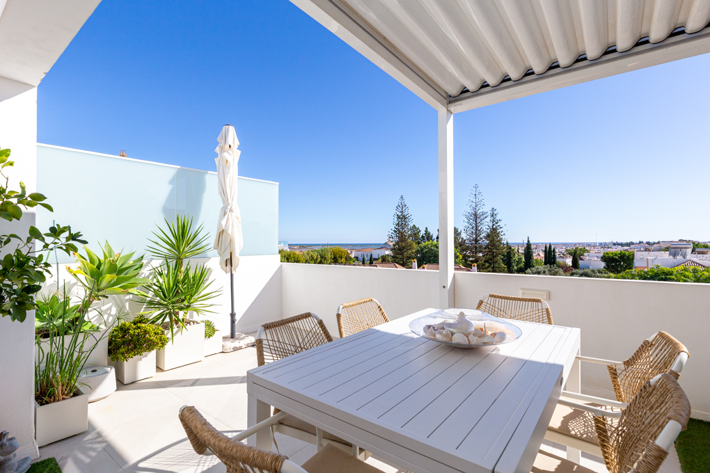 2+1 Bedroom Apartment in Tavira with Rooftop & Sea View