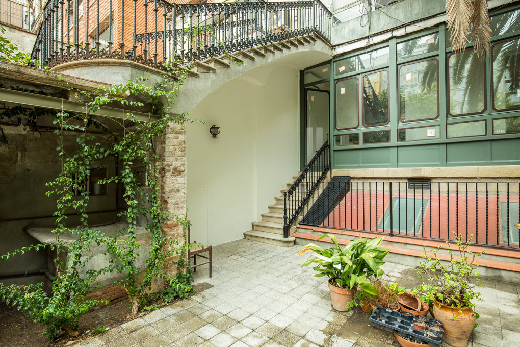 Apartment with private garden in downtown Barcelona