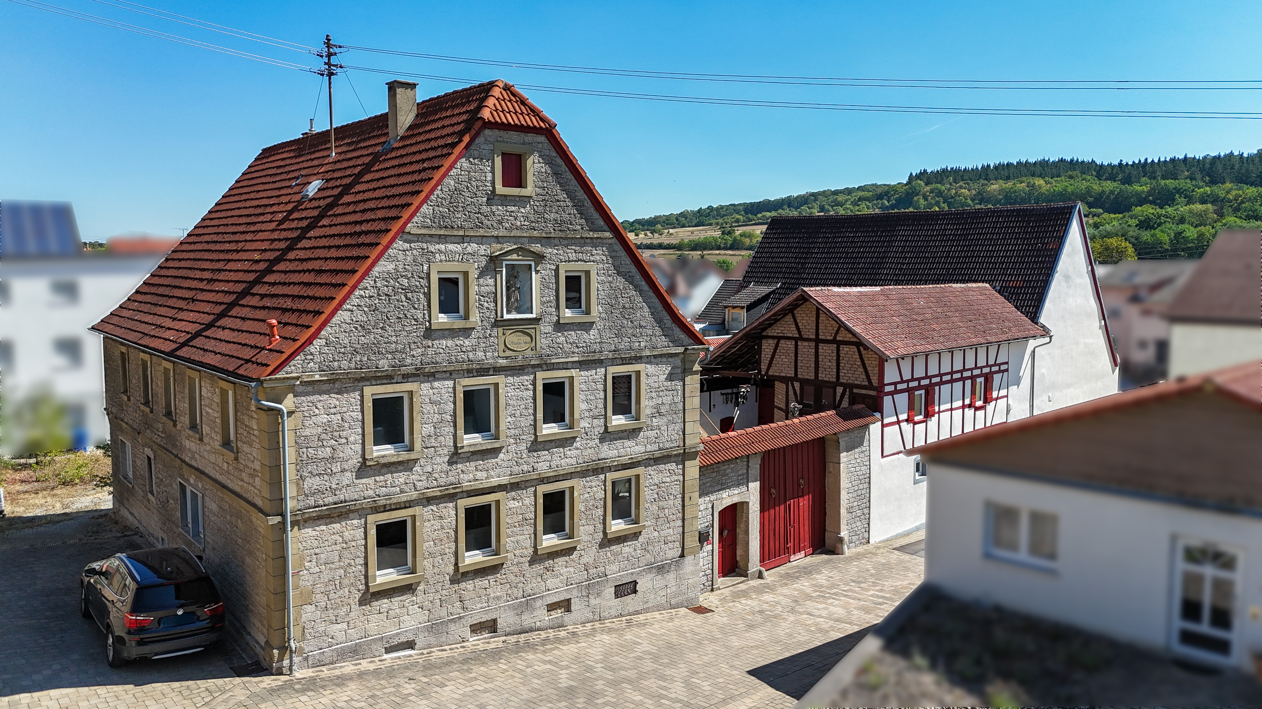 Liebevoll sanierter Vierseitenhof mit historischem Charme, großzügigem Wohnhaus