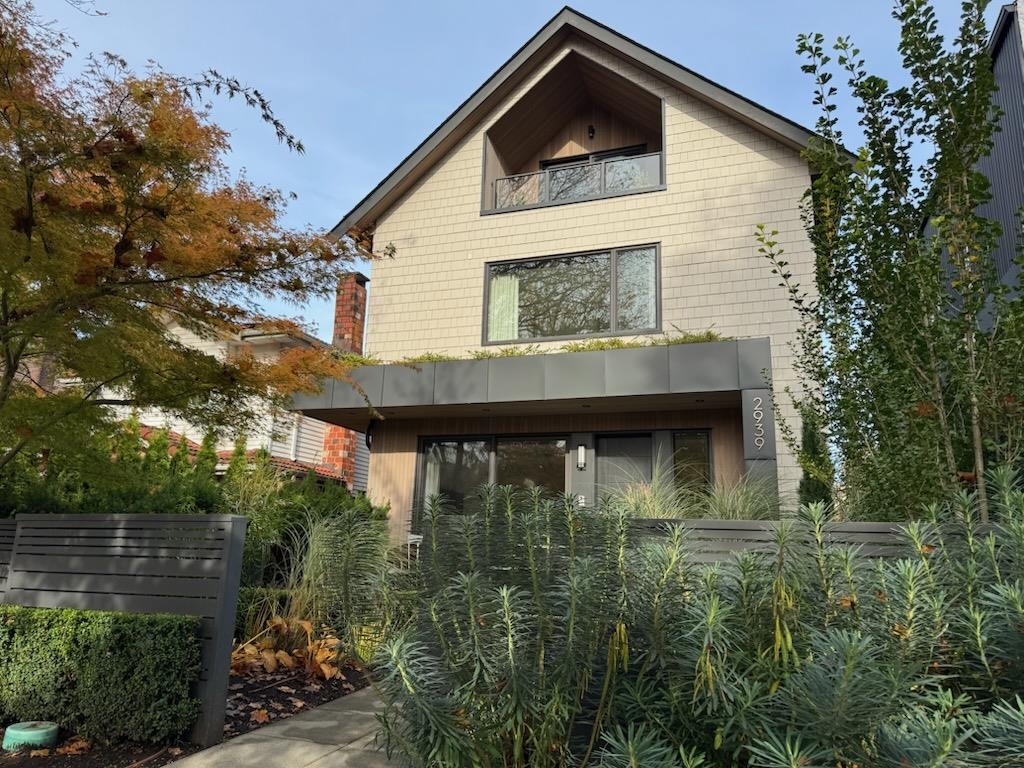 Like-New 1/2 Duplex with A/C, EV Garage & No GST