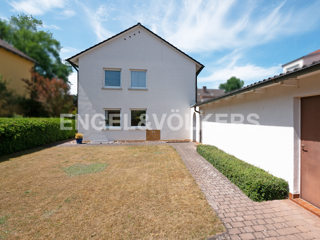 Freistehendes Einfamilienhaus mit großzügigem Grundstück und Potenzial