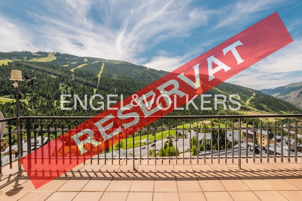 Penthouse with terrace and views in Soldeu center