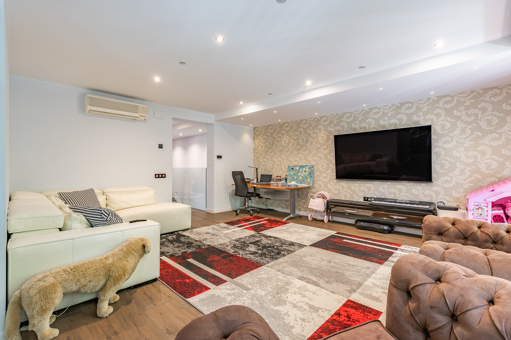 Elegancia y amplitud en Manresa: exclusivo apartamento con jardín y bajos comerciales.n privado, terraza y vistas a la montaña, 3 dormitorios y 4 plazas de garaje en zona residencial premium.