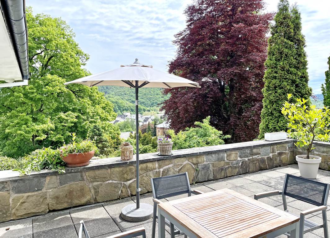 Bauhaus – Villa mit Panoramablick in urbaner Lage