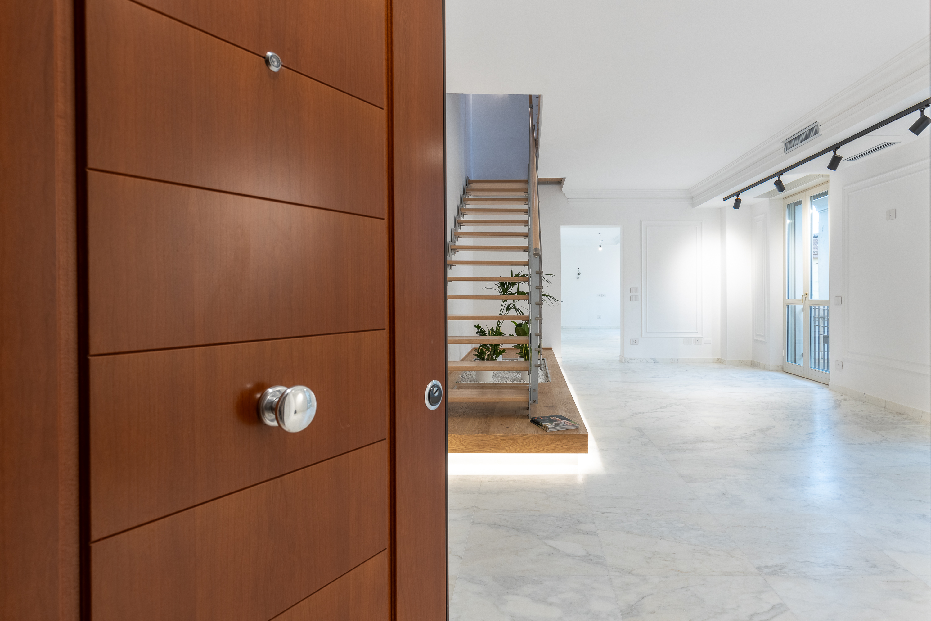 “Palazzo Verdi” Elegant apartment steps from the sea
