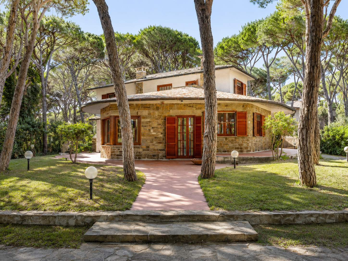 Exklusive freistehende Villa im Pinienwald von Principina a Mare