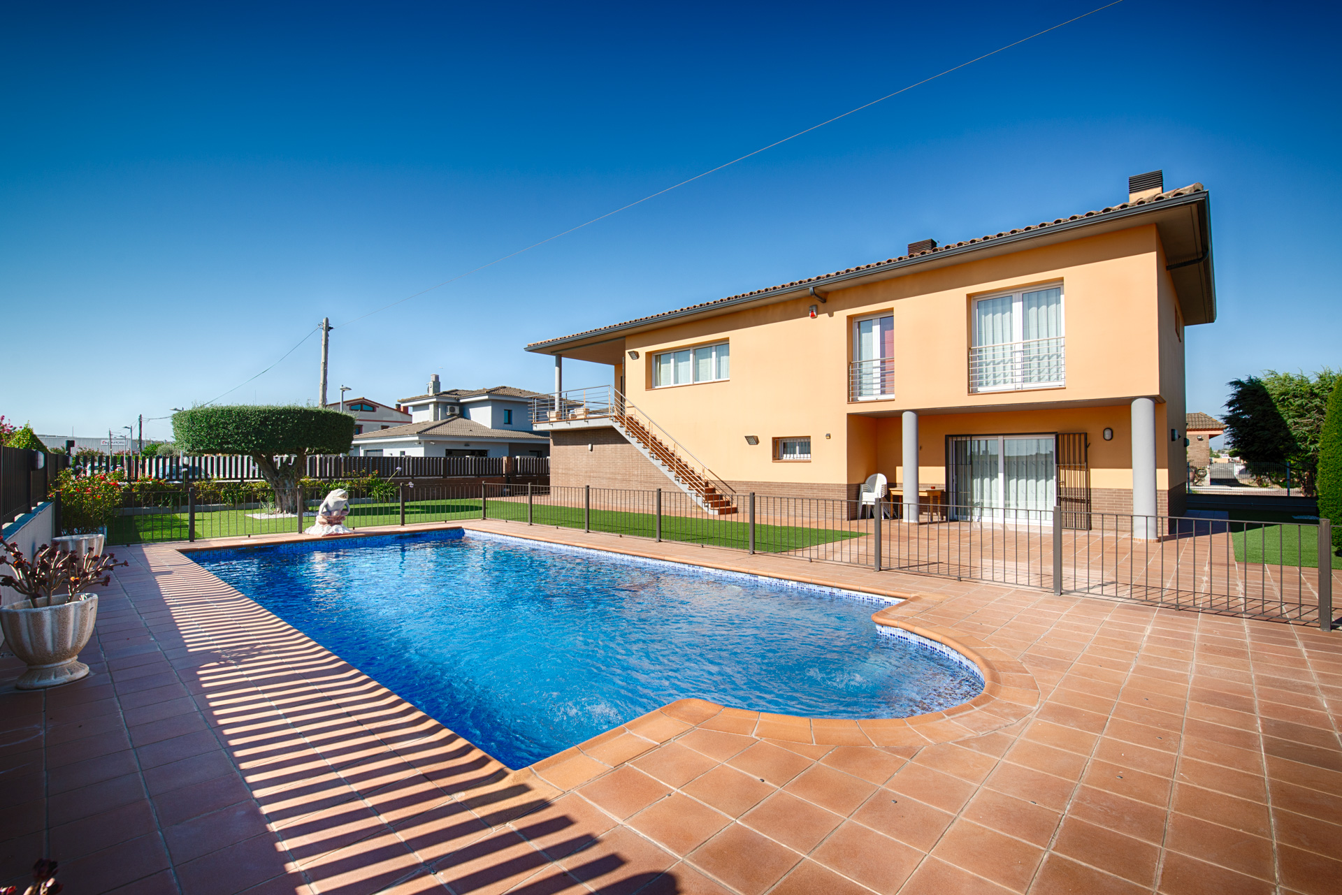 Exklusives Haus auf großem Grundstück, Pool und freie Aussicht in Vilamalla