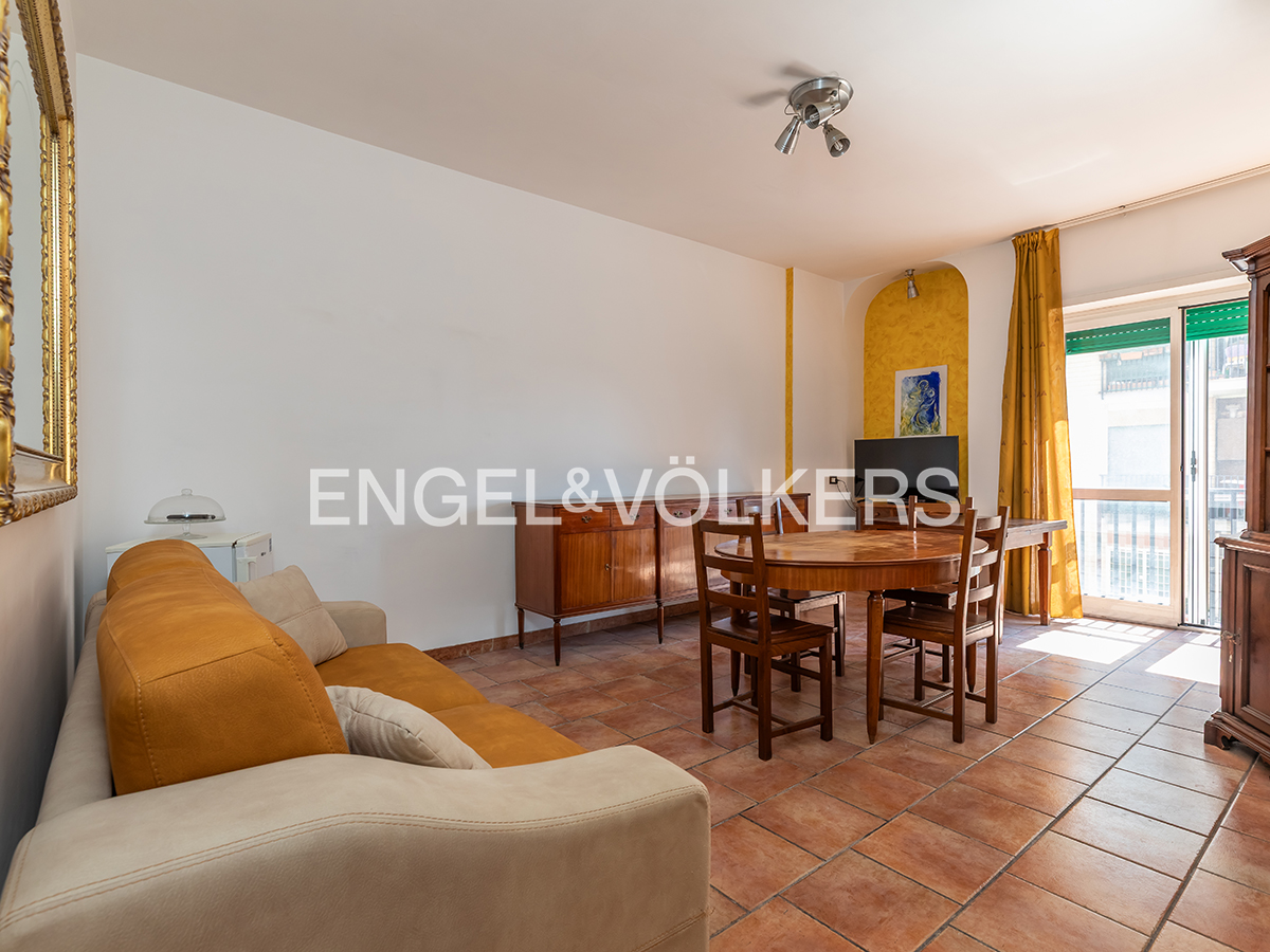 Magliana, bright, well-laid-out three-room apartment