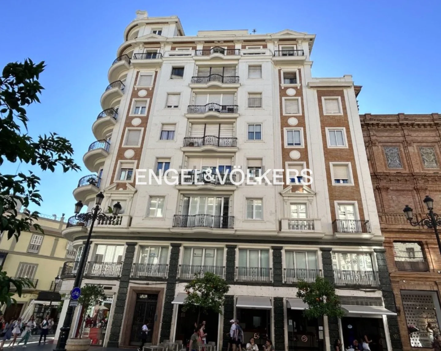 Stately apartment in an emblematic building next to Puerta de Jerez and the Cathedral.