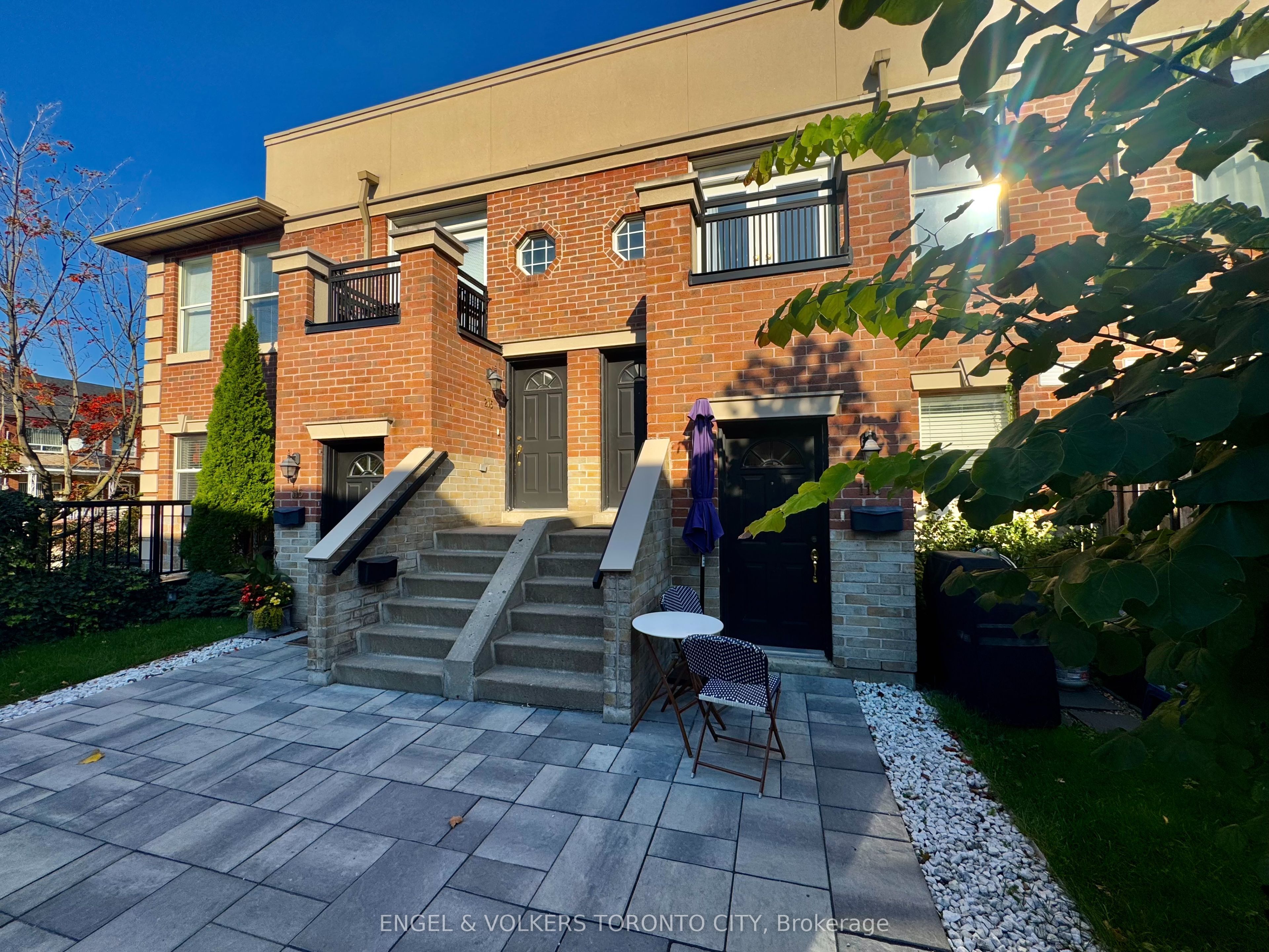 Beautiful Renovated Suite in the Heart of the Ossington.