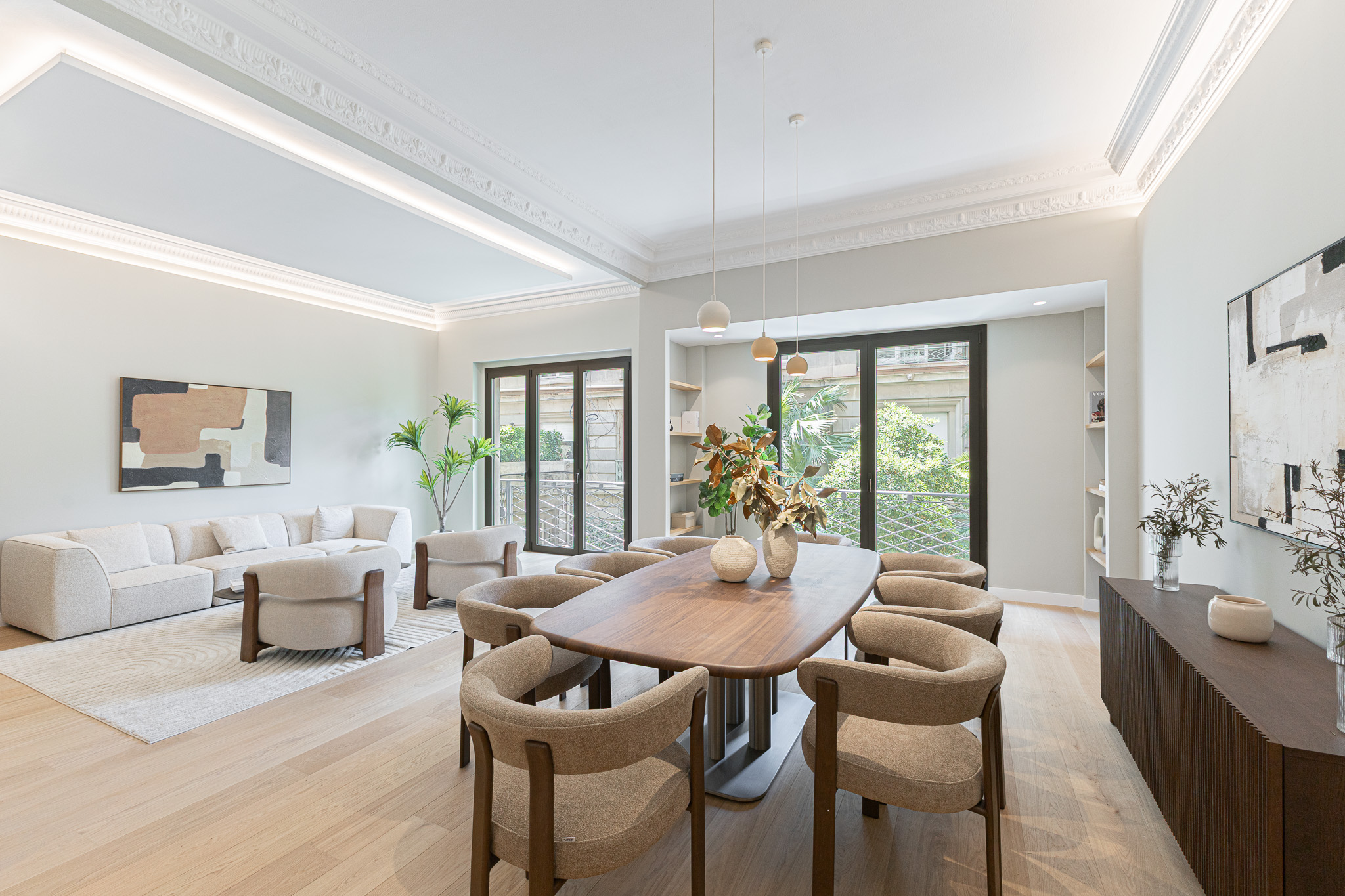 Spacious renovated flat in a classic building