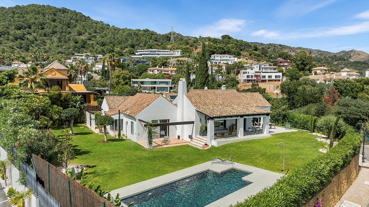 Refined Mediterranean Living in Cascada de Camoján