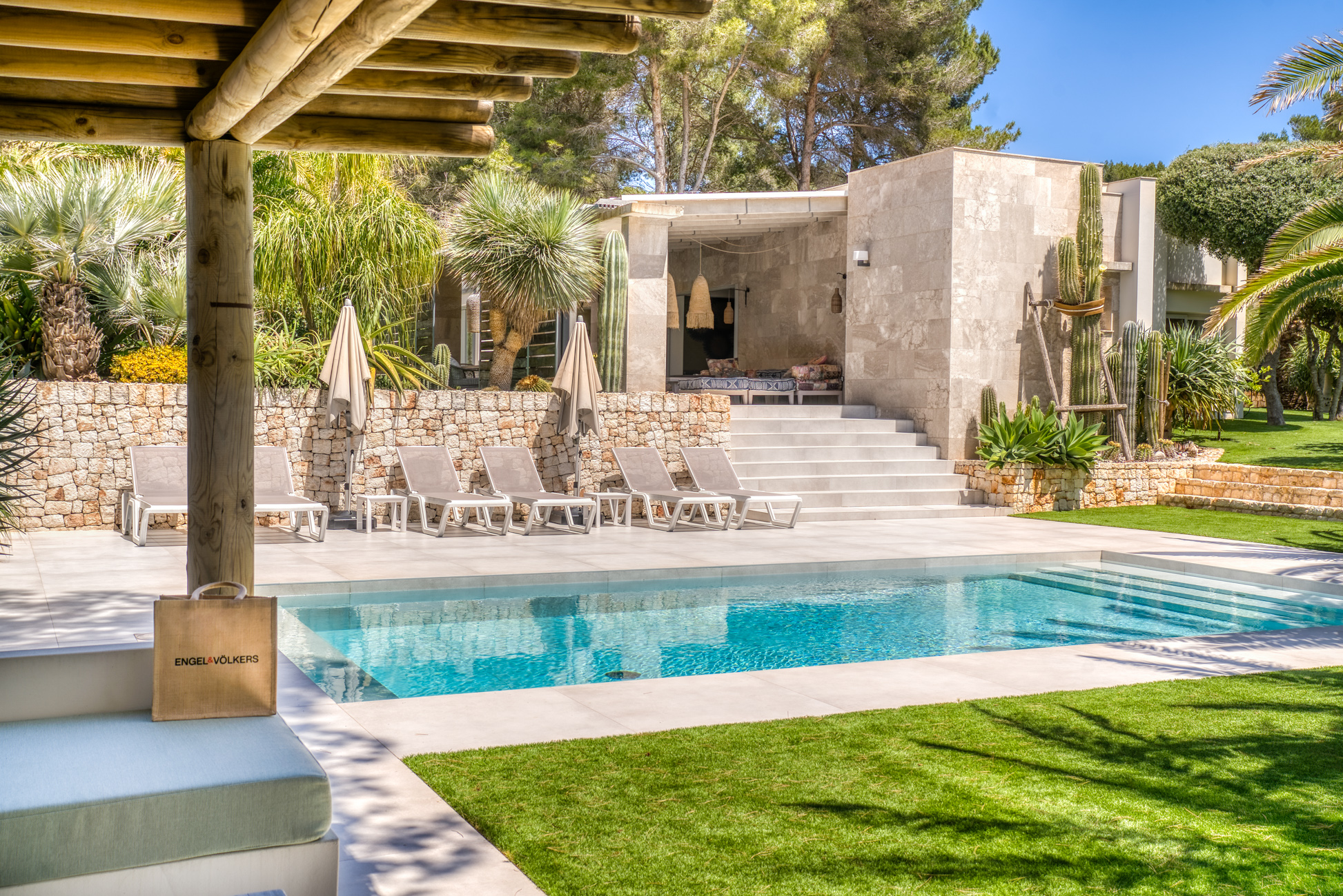 Luxury villa with tourist rental licence in Son Parc
