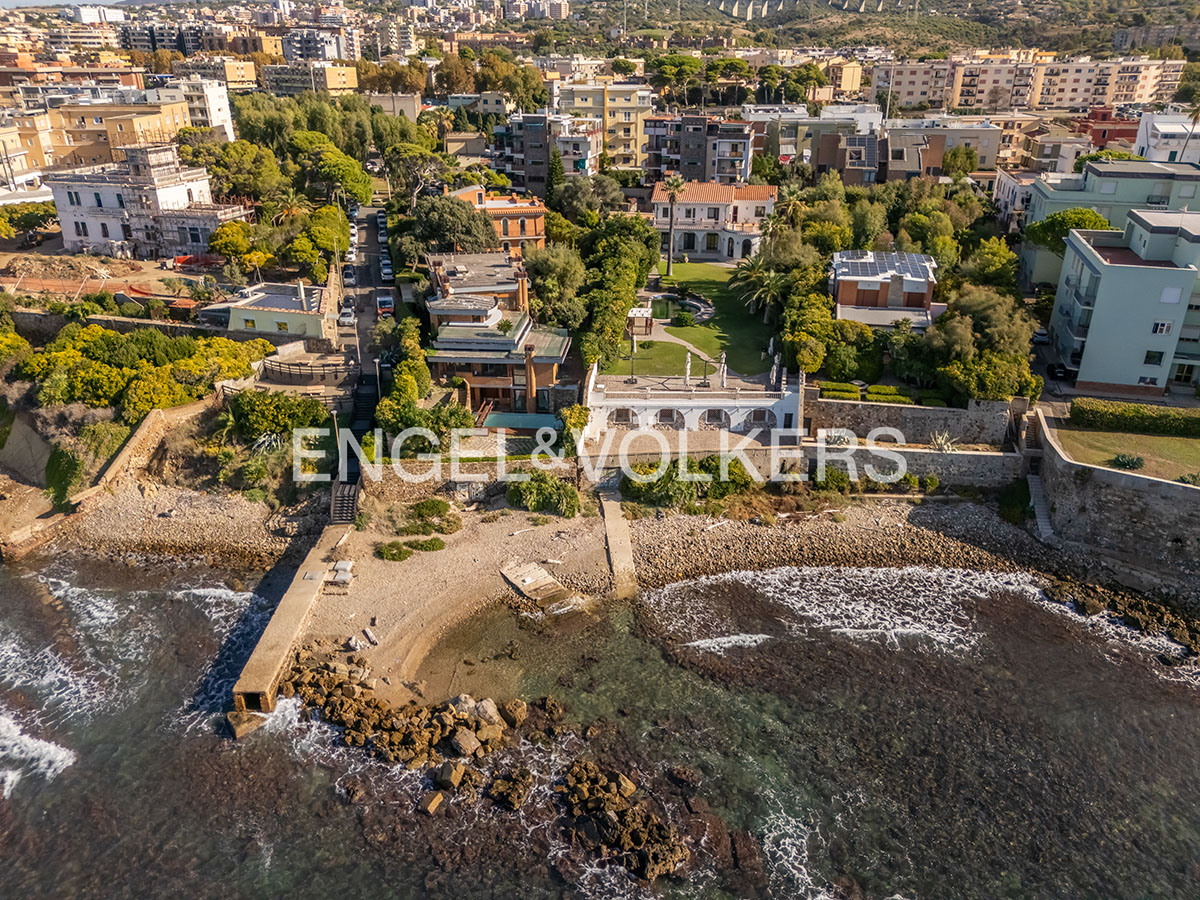 Seafront villa with private pier, Civitavecchia