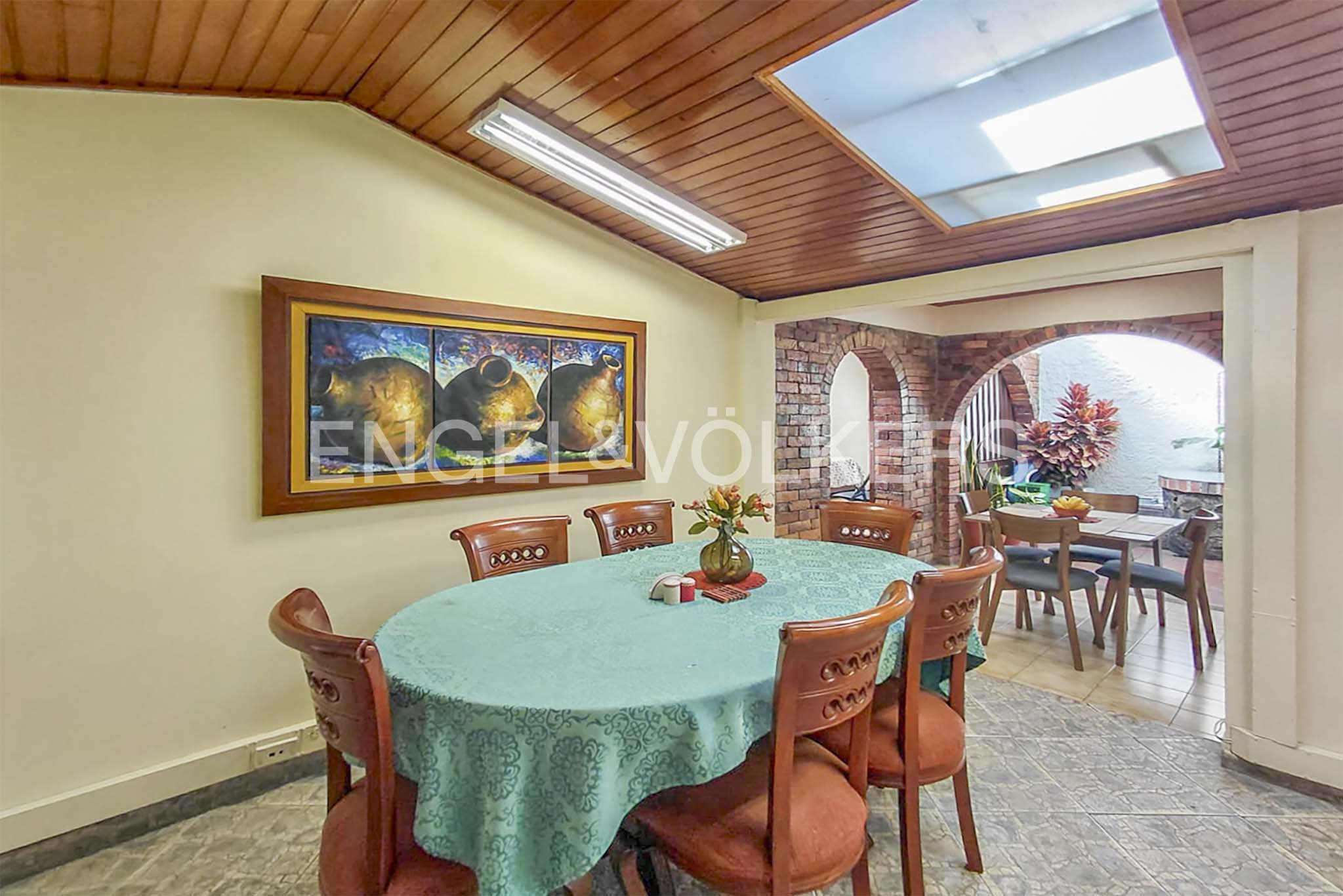 Amplia casa esquinera con terraza para venta en La Alhambra