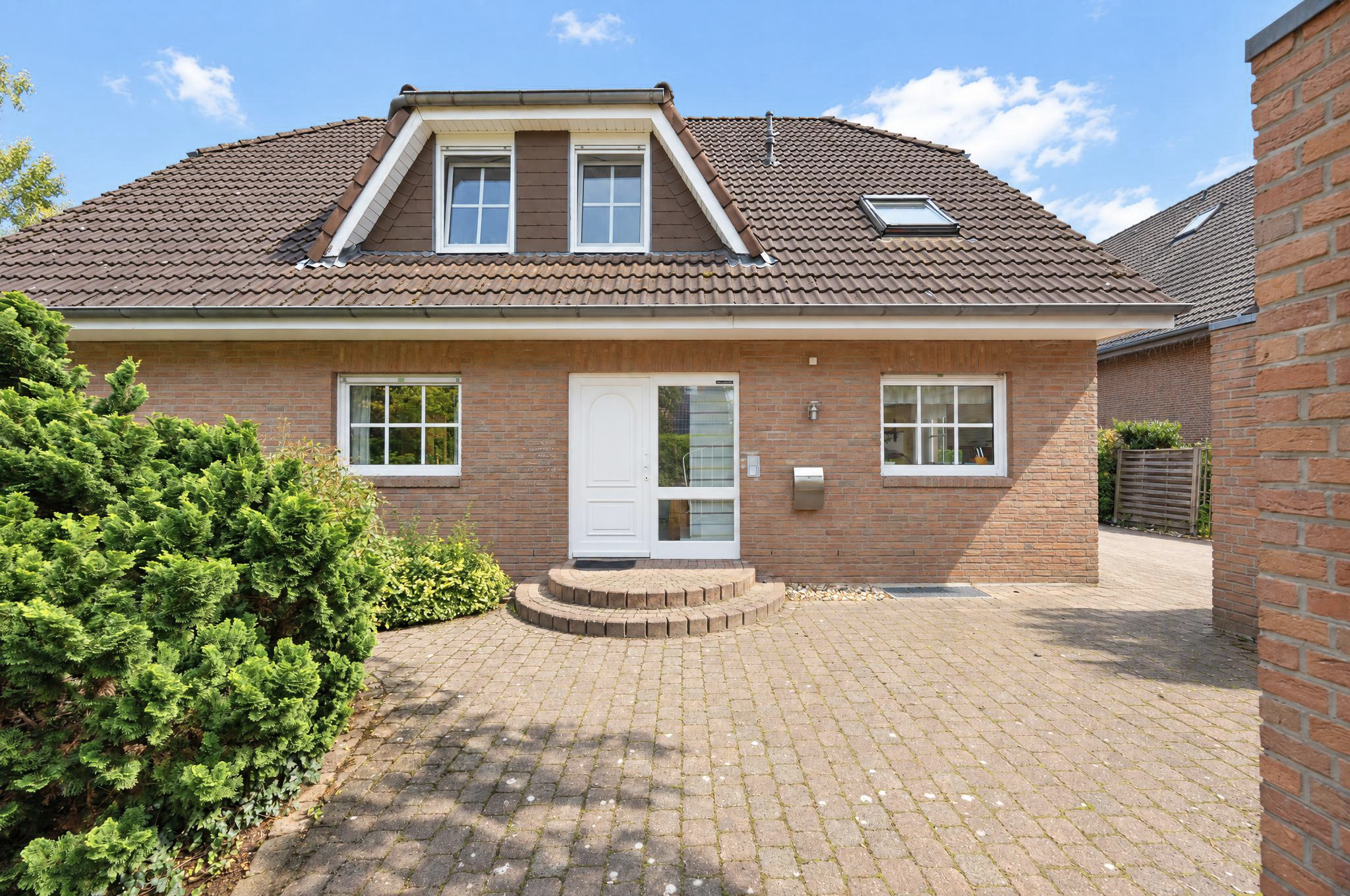 Zweifamilienhaus in schöner Lage von Gremmendorf [AI-modified]