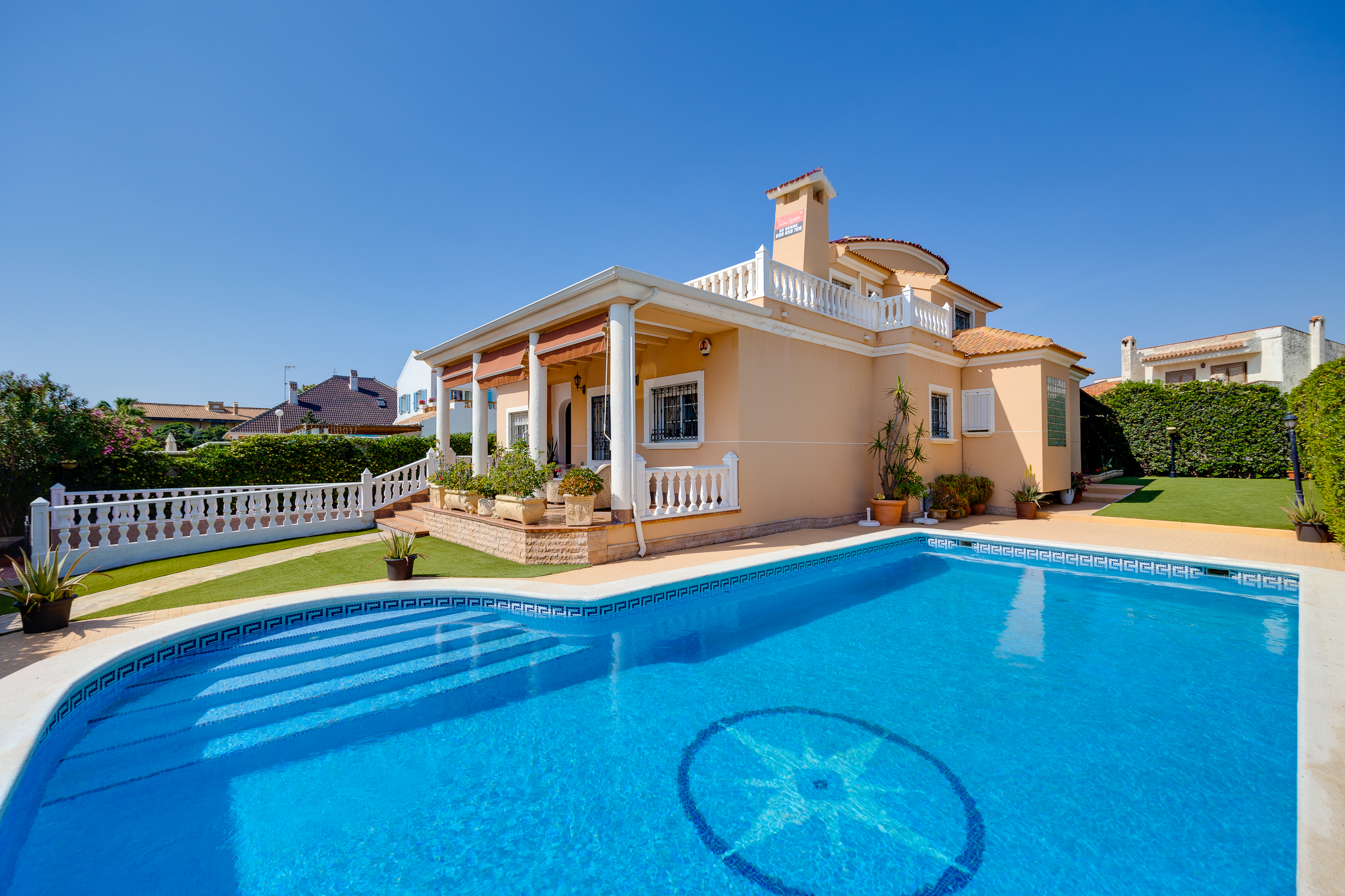 Villa con 6 dormitorios y piscina a solo 50 metros de la playa de La Mata