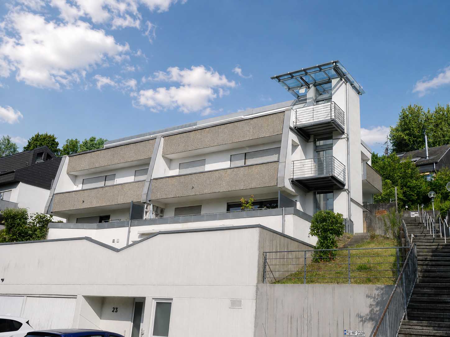 Visionäre gesucht für attraktives Mehrfamilienhaus in bester Hanglage •  7-8 Wohnungen, 7 Stellplätze, 3 Garagen • teilweise vermietet