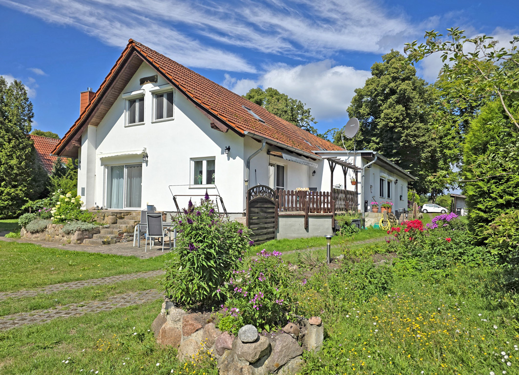 Leben und Investieren im Herzen von Stolpe: Ehemaliges Gästehaus mit Eigentümerwohnung