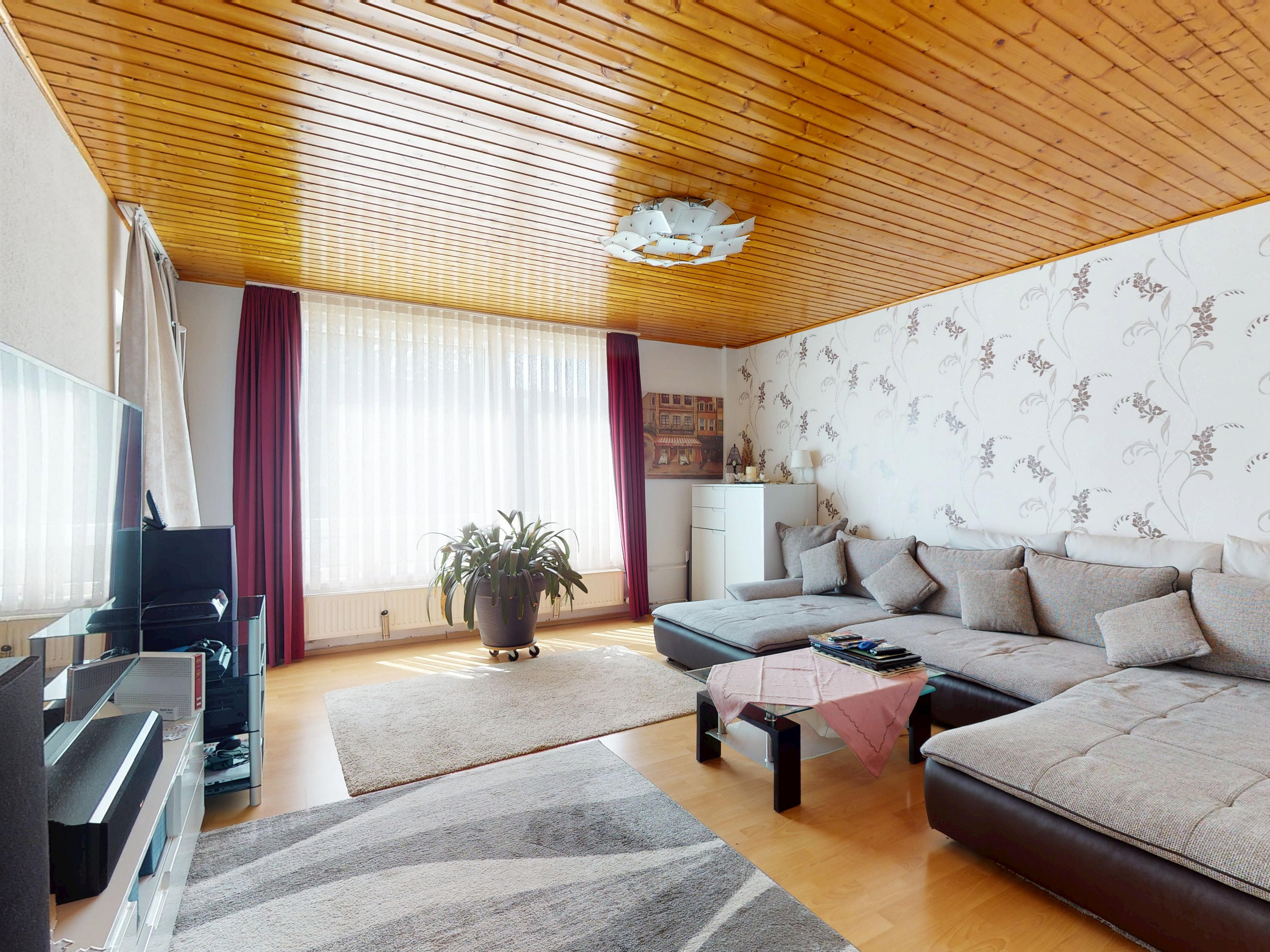 Fischeln! Erdgeschosswohnung mit Loggia und Stellplatz in gepflegtem Mehrfamilienhaus