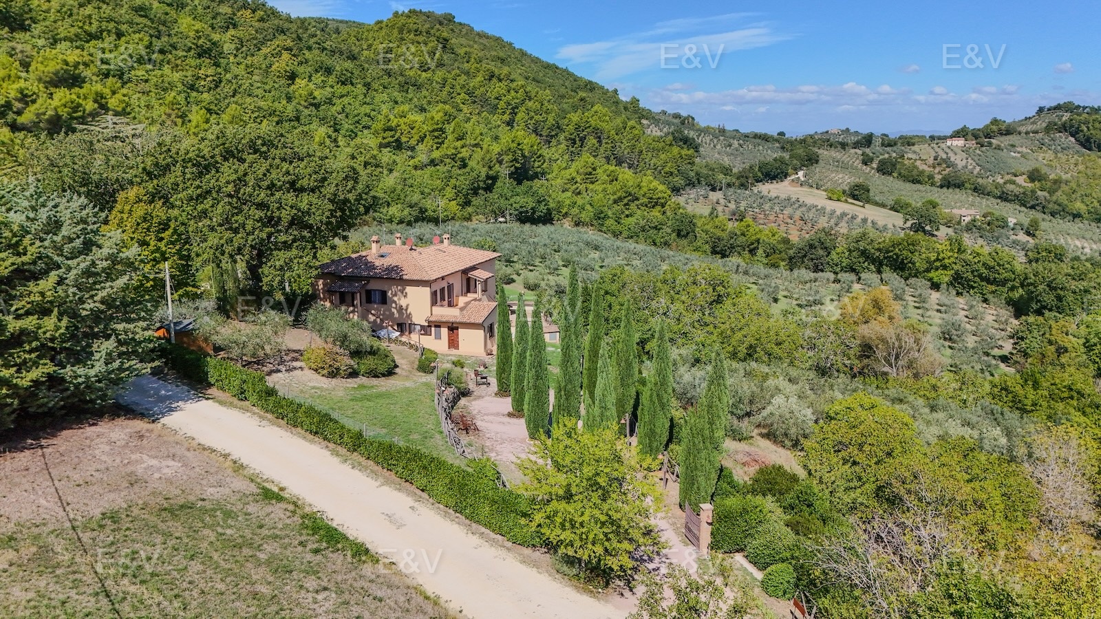 Porzione di casale tra le colline di Spoleto con parco, ulivi e vista panoramica