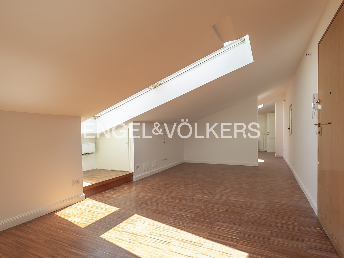 Elegant renovated attic apartment on Via Sestriere
