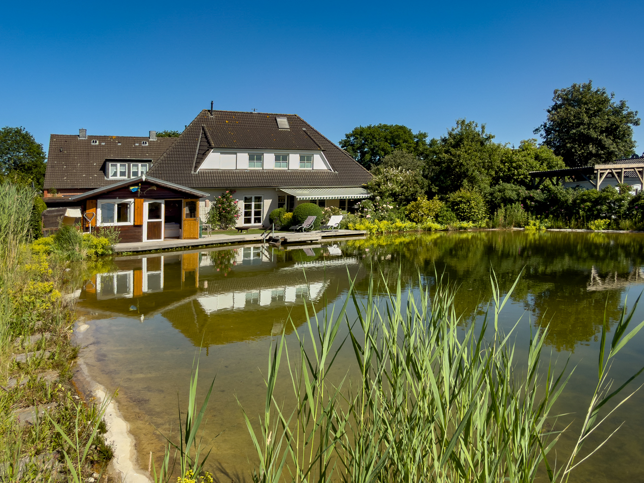 Großzügiges Einfamilienhaus mit Schwimmteich, Sauna und besonderem Wohnambiente