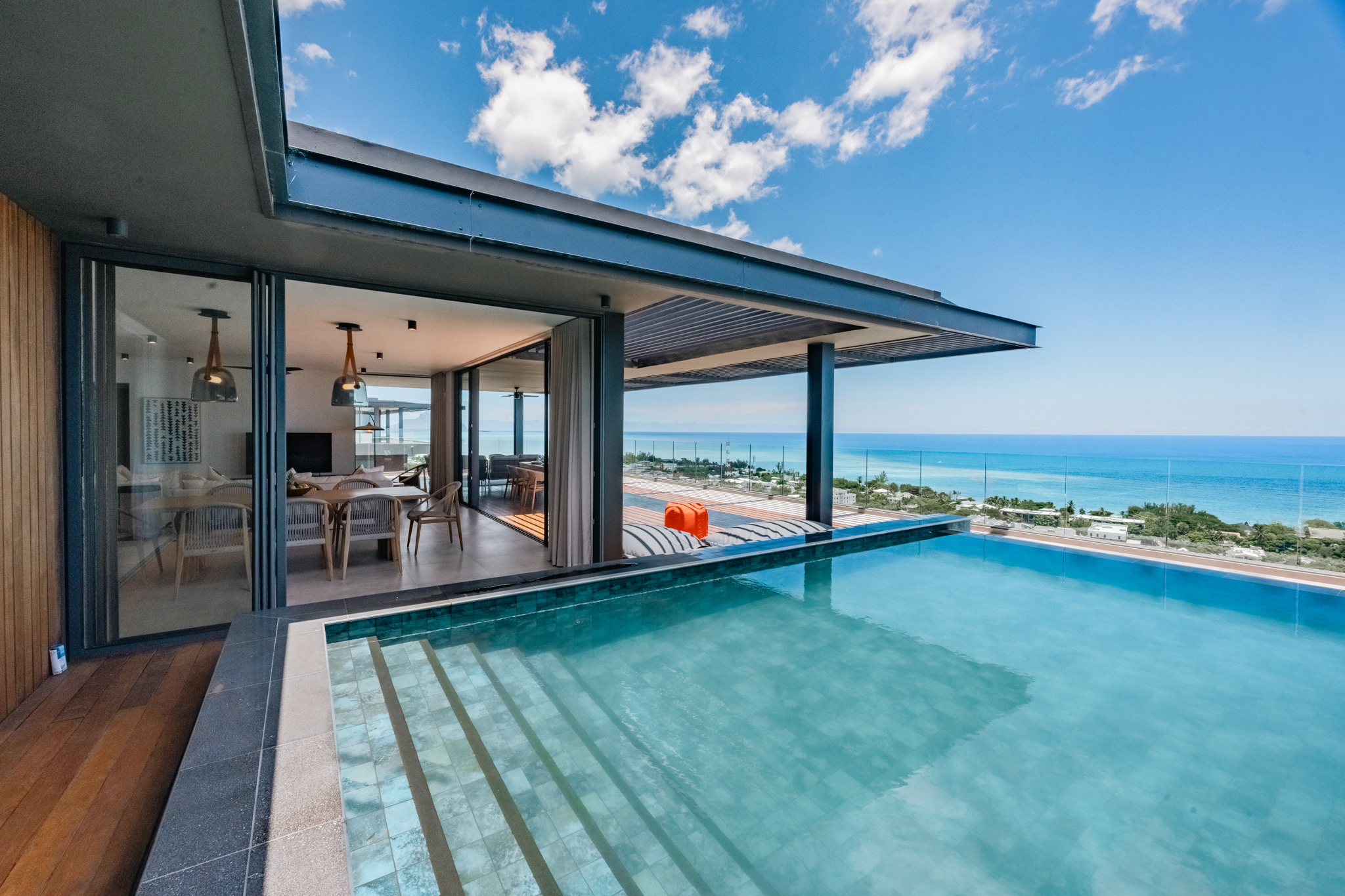 Prestigious West Coast Penthouse with Breath-taking 180° Sea Views