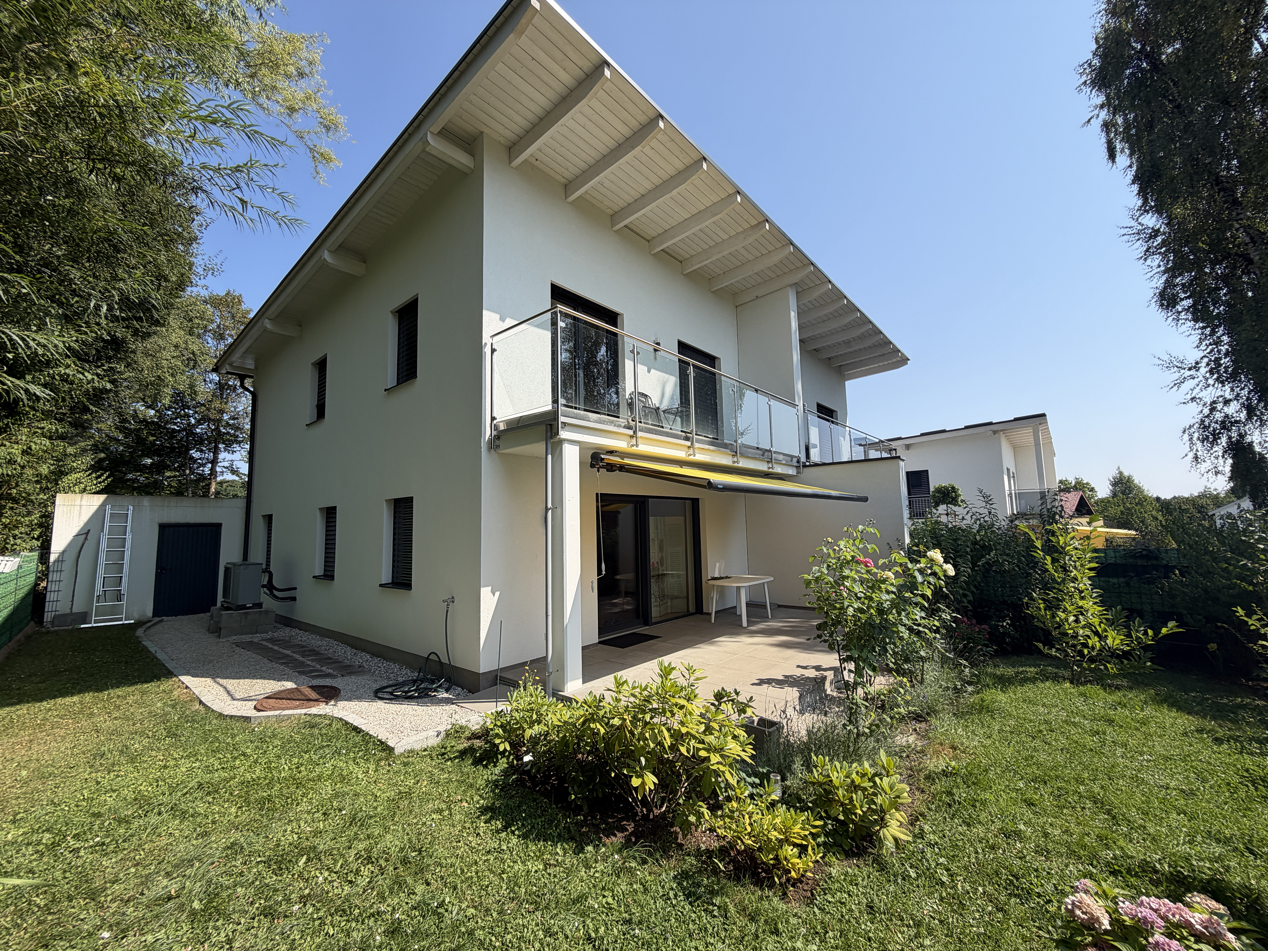 Modern semi-detached house in a quiet location with lake access