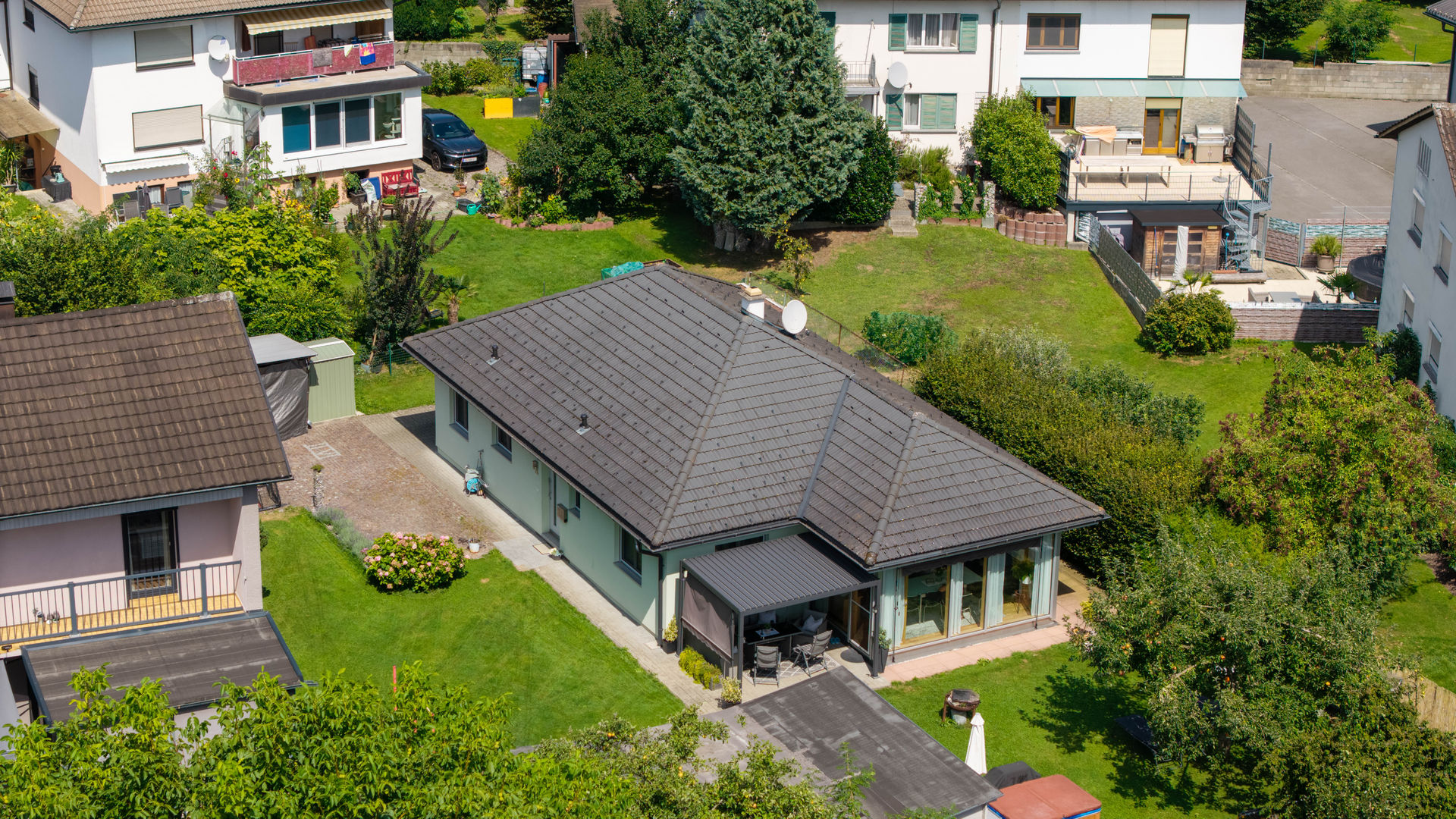 Modernes Wohnen auf einer Ebene – Stilvoller Bungalow mit Garten und Wintergarten in Lustenau!