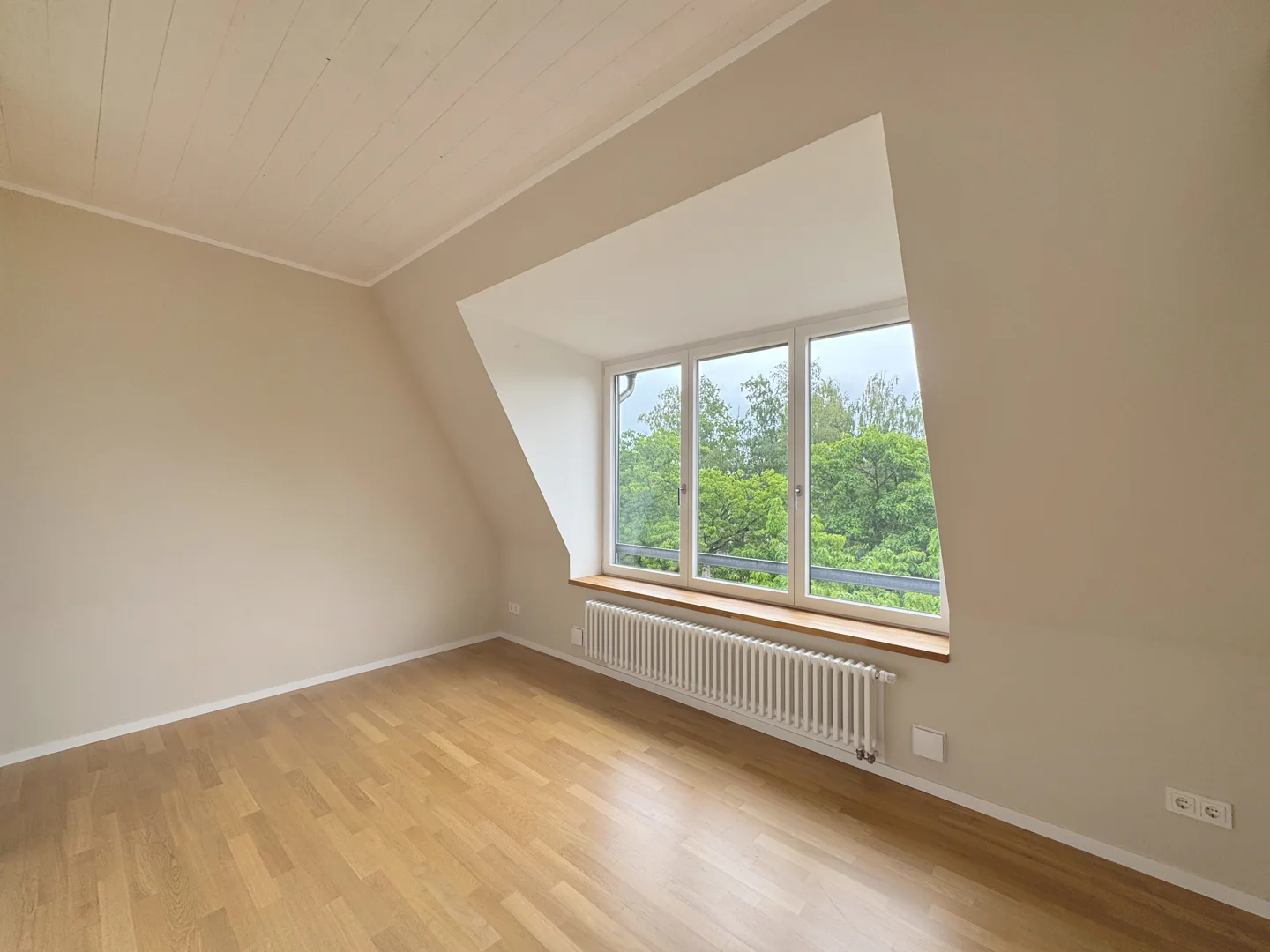 Lichtdurchflutete Dachgeschosswohnung mit privater Aufdachterrasse - Foto 2