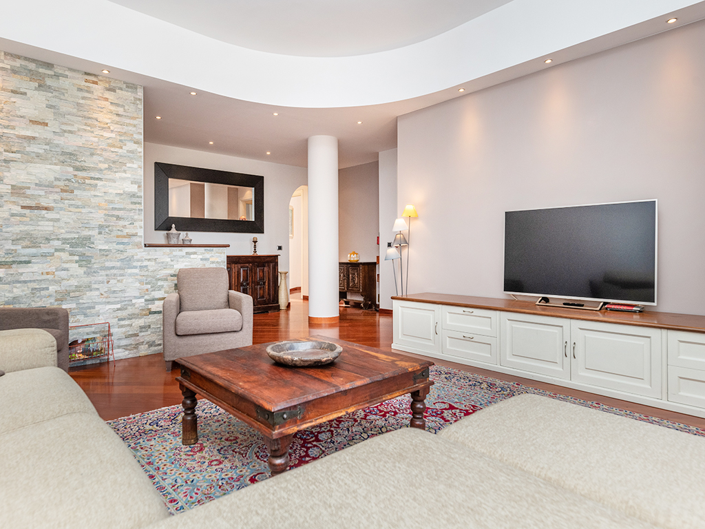 Beautiful furnished apartment, fifth floor.