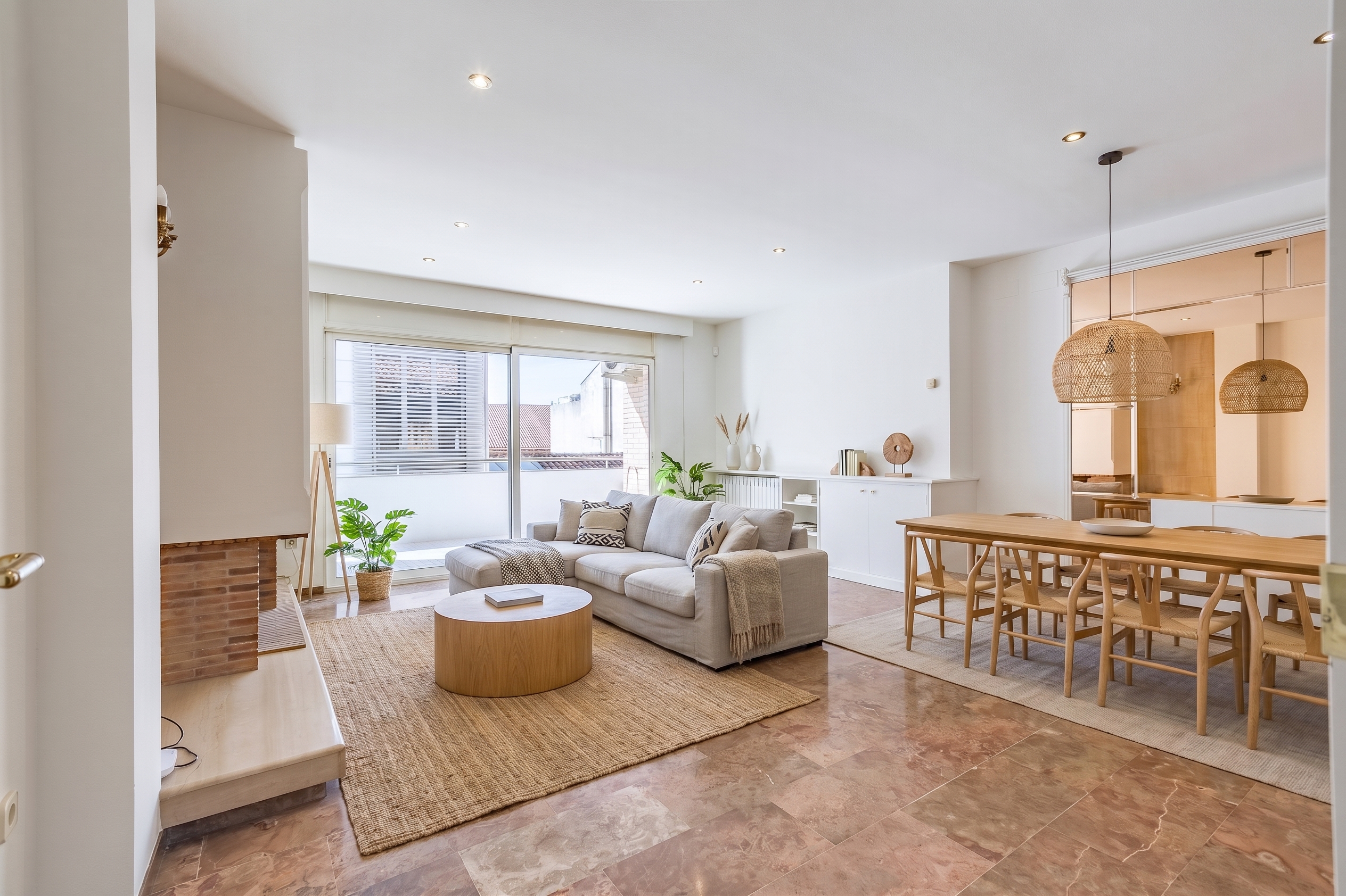 Elegant duplex in the heart of Terrassa with a large terrace and a parking space included