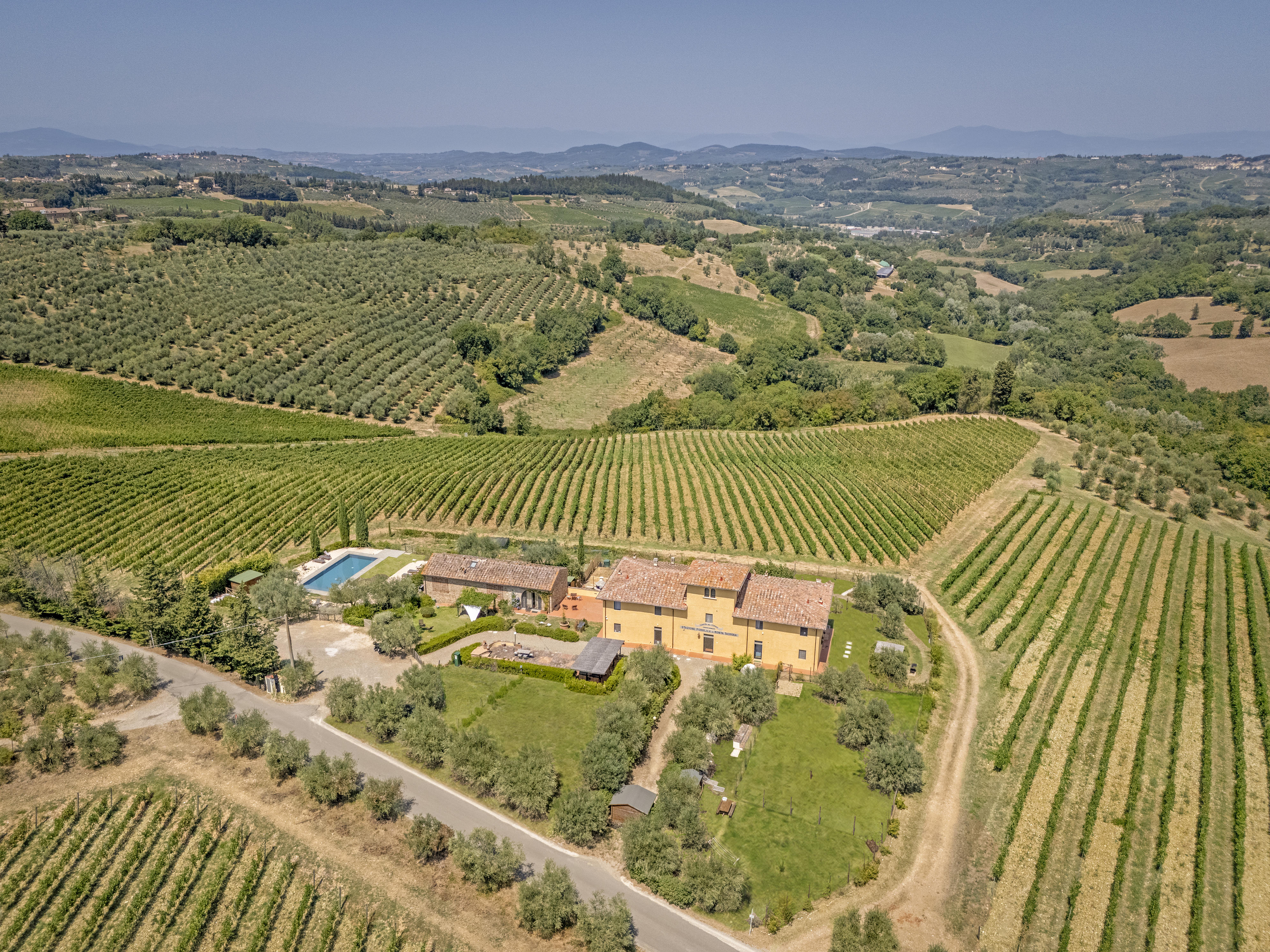 Bezaubernder Teil eines Bauernhauses mit Panoramagarten